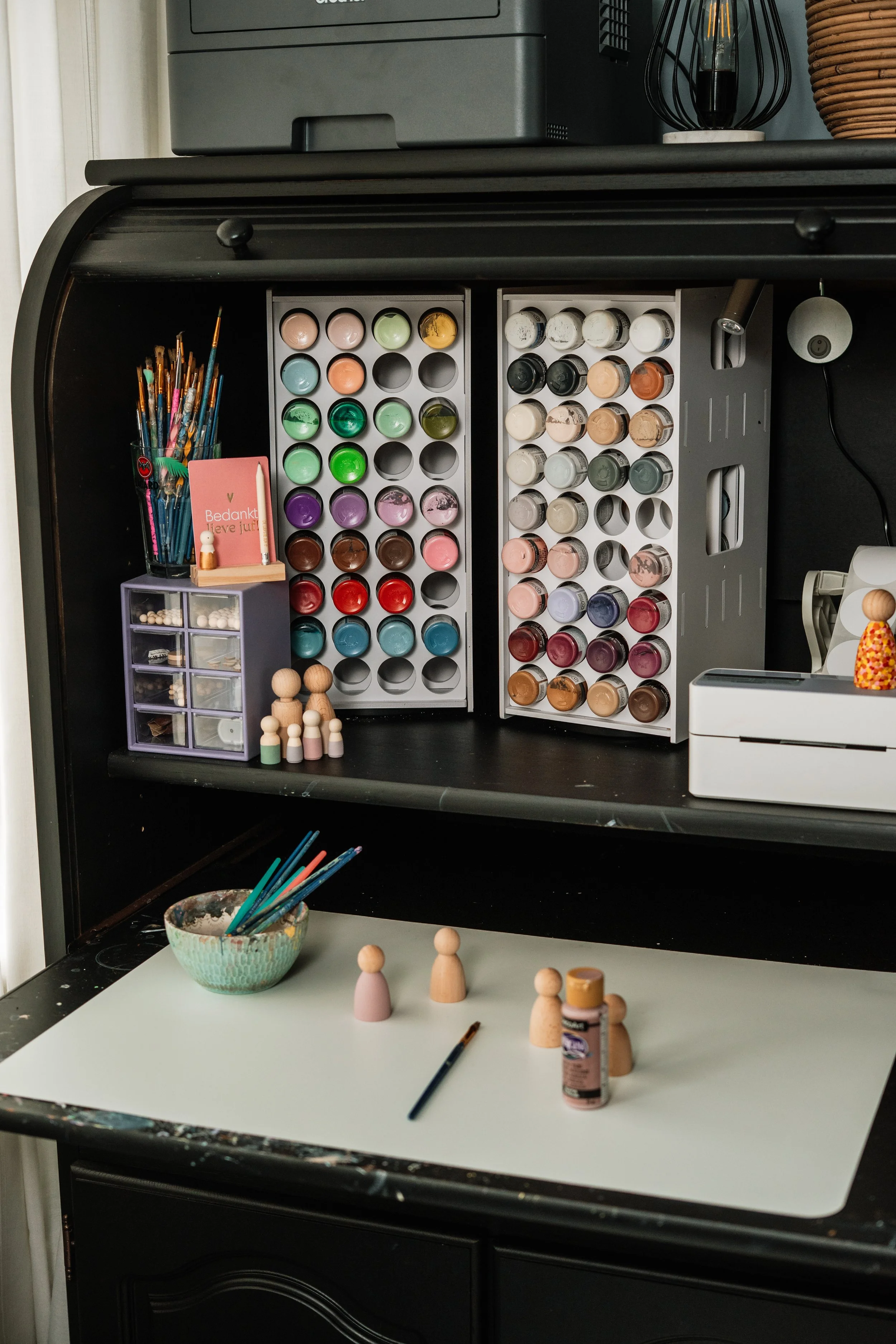 Kunstambachtuig didast die verf, houten poppetjes, en schilderborstels op een werktafel