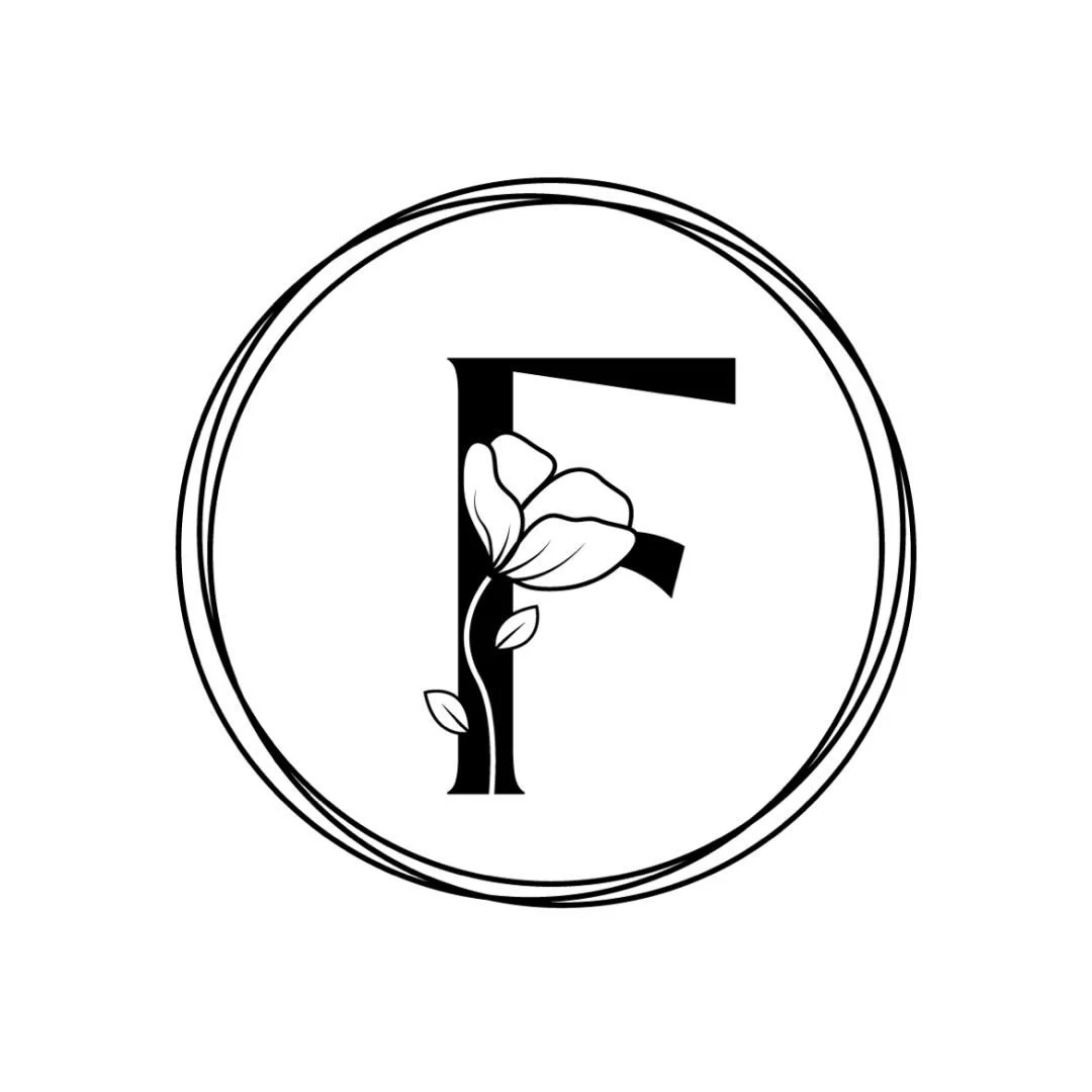 Een zwart-wit logo met een grote letter 'F' die wordt bedekt door een bloem met bladeren, omgeven door een cirkel.