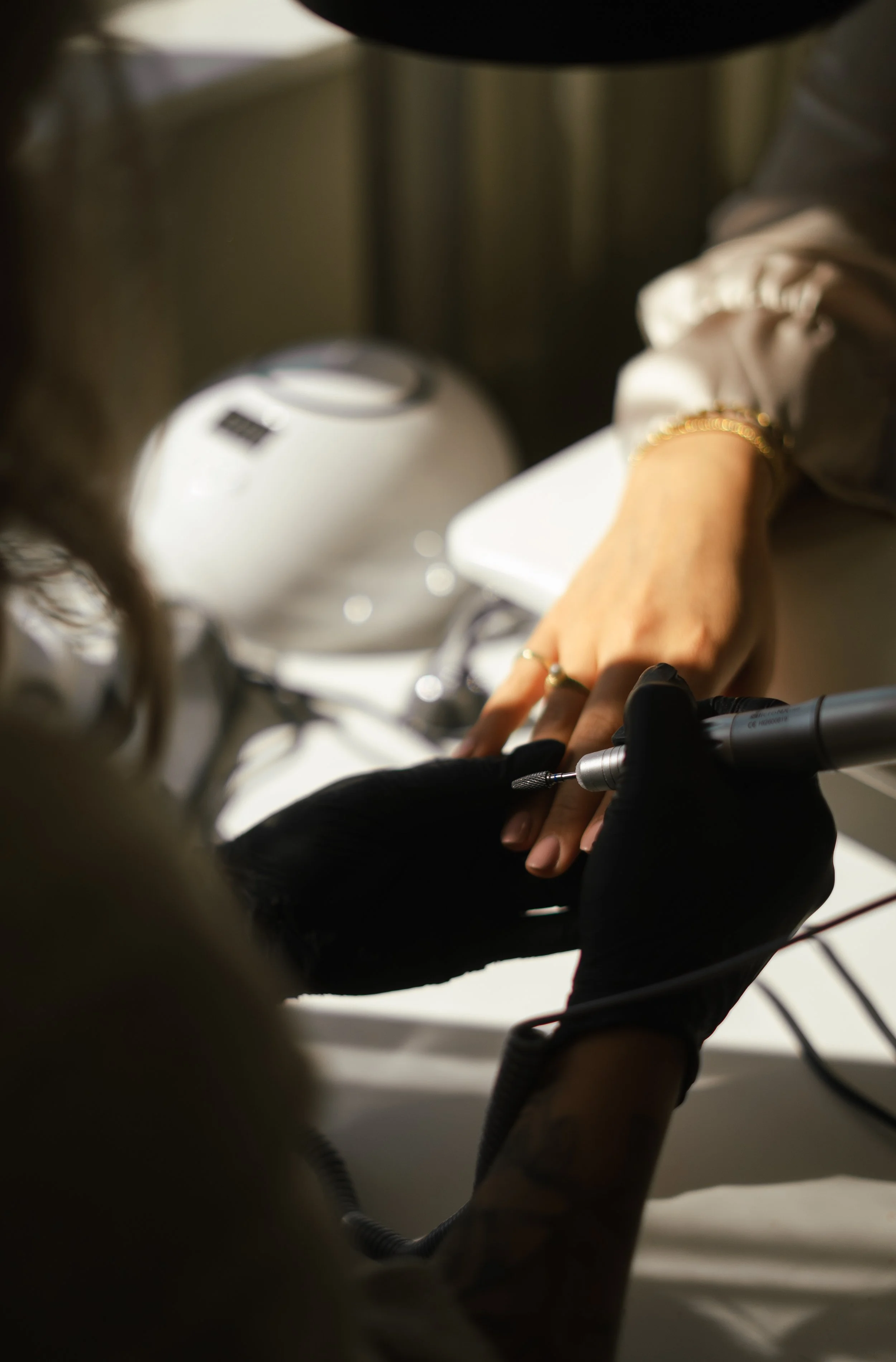 Nagelsalon. Een nagelstylist werkt de nagels bij.