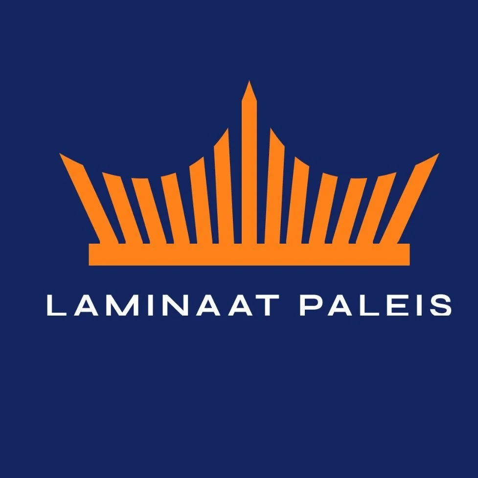 Logo met een oranje gestileerde groep platte panelen en de tekst 'Laminaat Paleis' op een donkerblauwe achtergrond.
