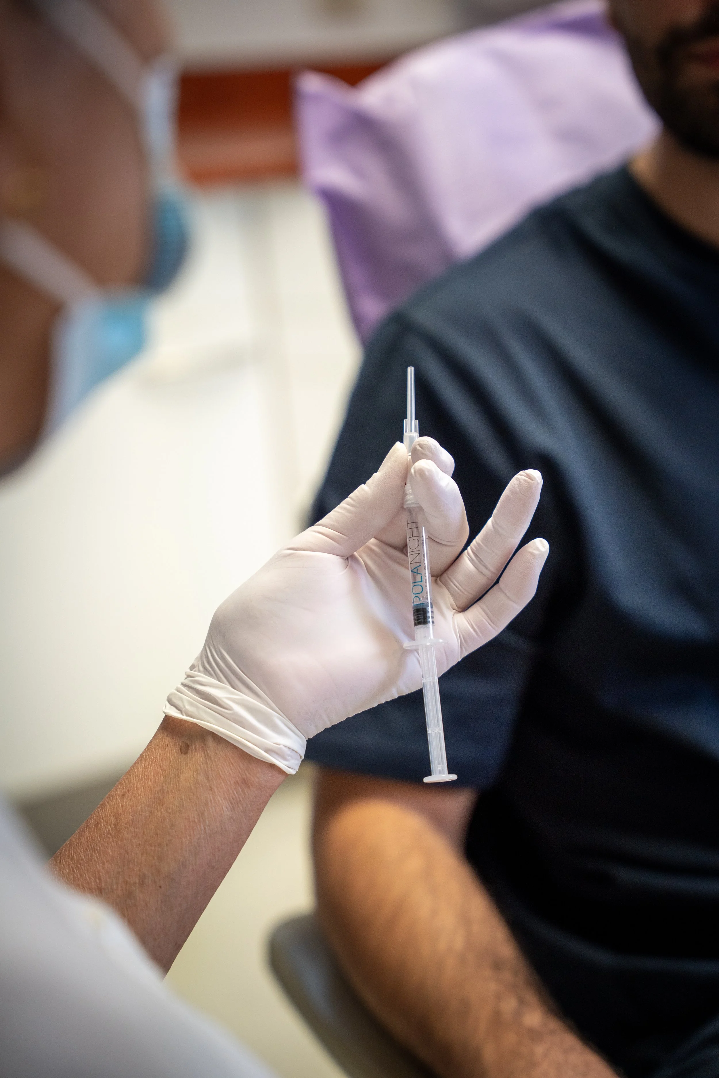 Een man gaat zijn tanden bleken bij de tandarts