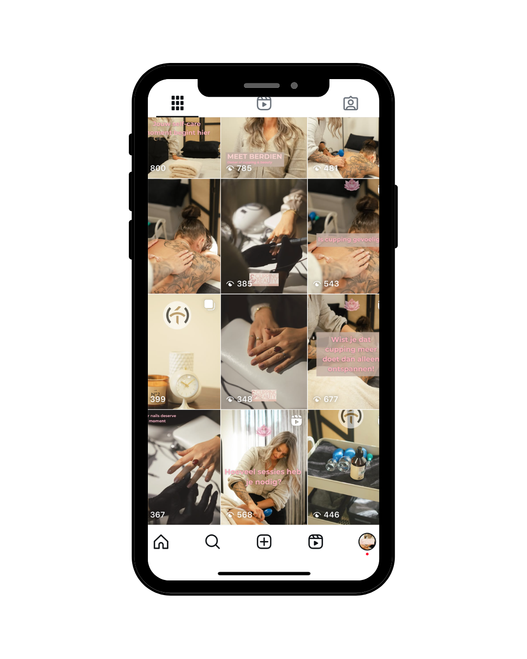Screen van een mobiele telefoon met een Instagram-feed vol foto's van schoonheidsbehandelingen, zoals massages, manicure en manicure, met tekstoverlays in het Nederlands.