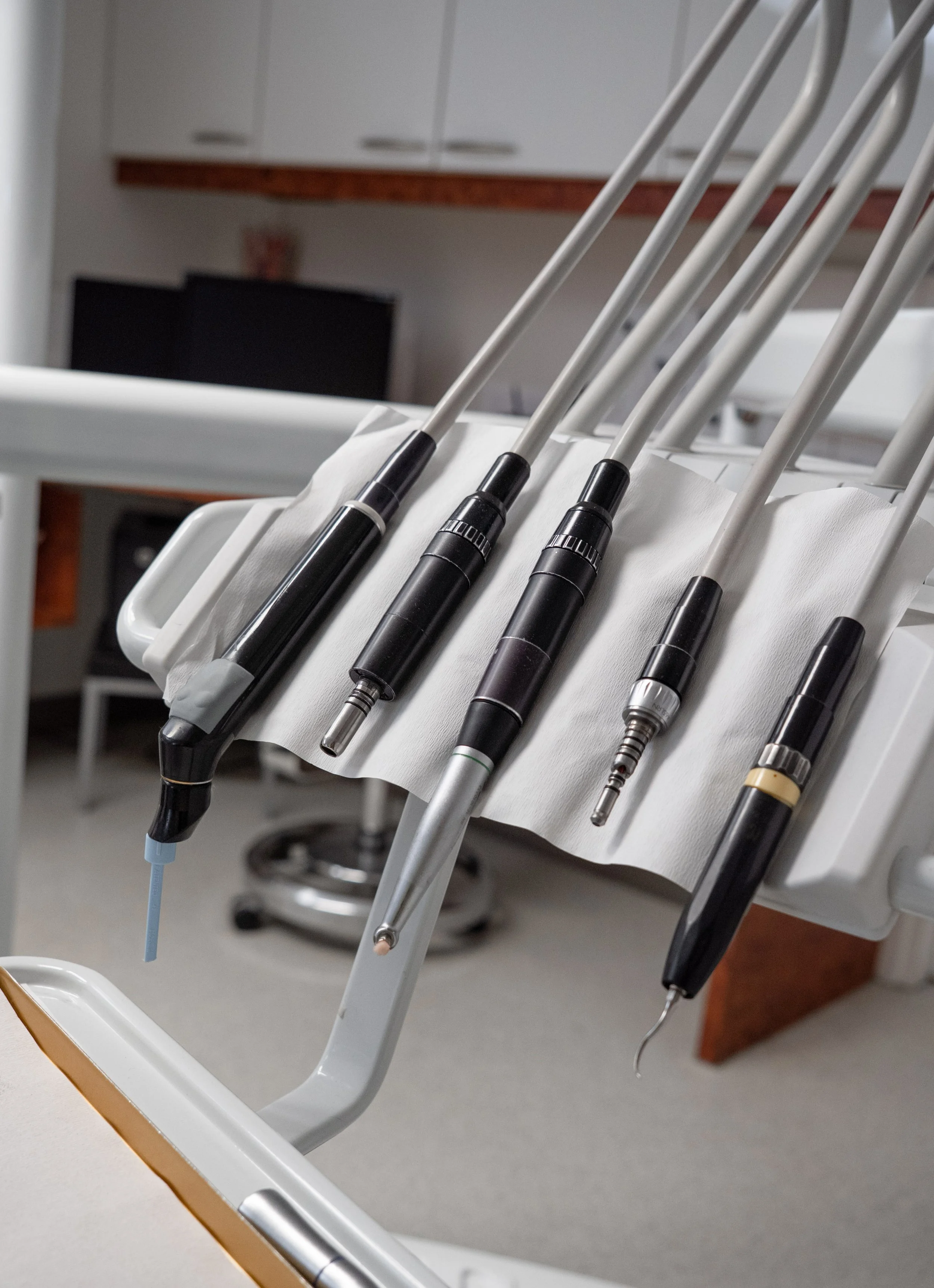 Wittewel. Tandenbleken. Tandartsinstrumenten op een verpleegtafel in een kliniek, met witte handdoeken eronder.