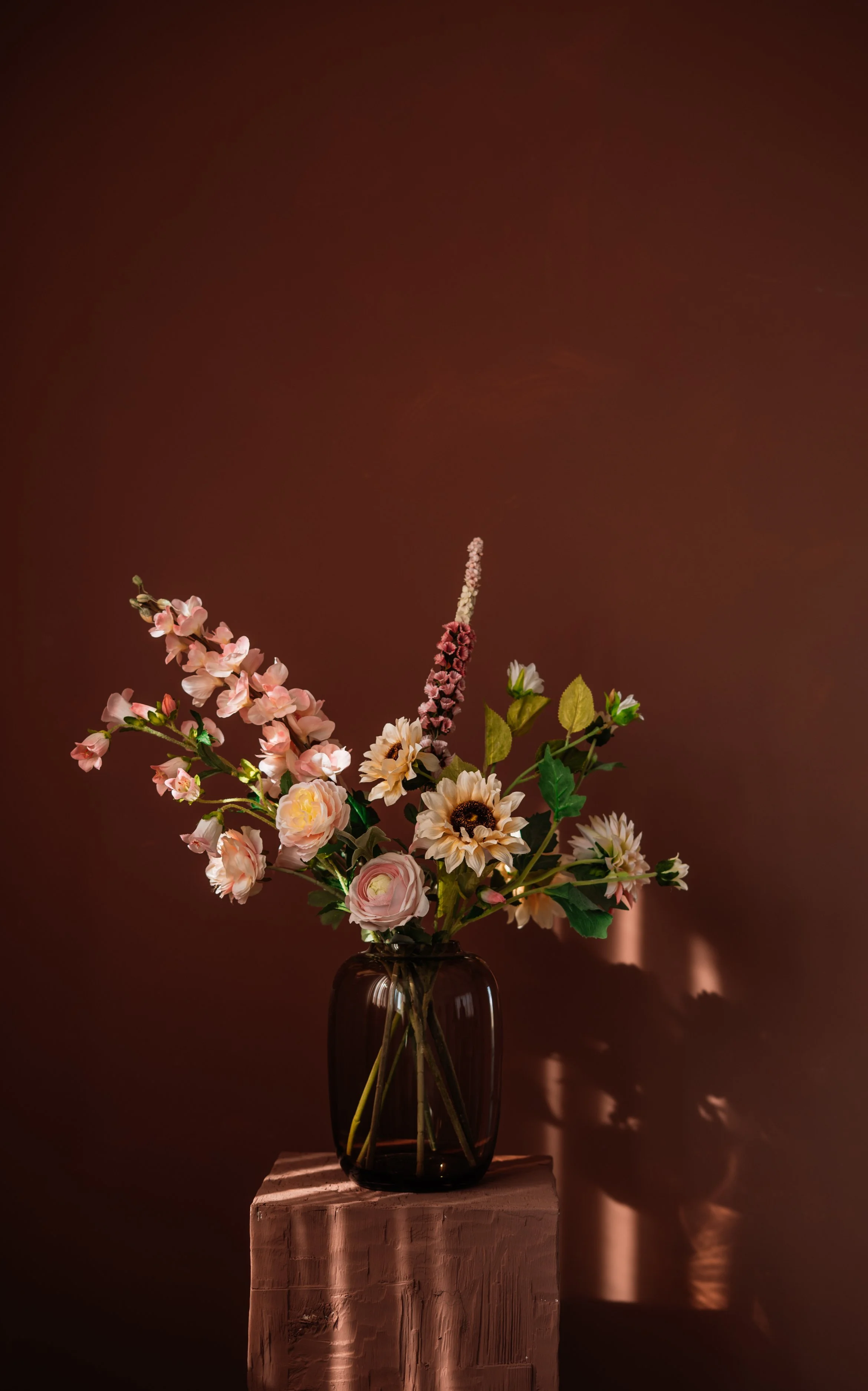 Vaas met een bloemenboeket op een houten blok. Content creatie voor Floweris.