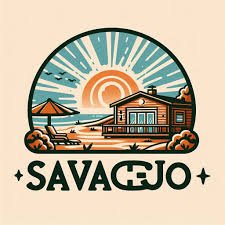 Illustratie van een zonsondergang aan het strand met een strandhut, parasol en de tekst 'SAVAGJO' eronder.