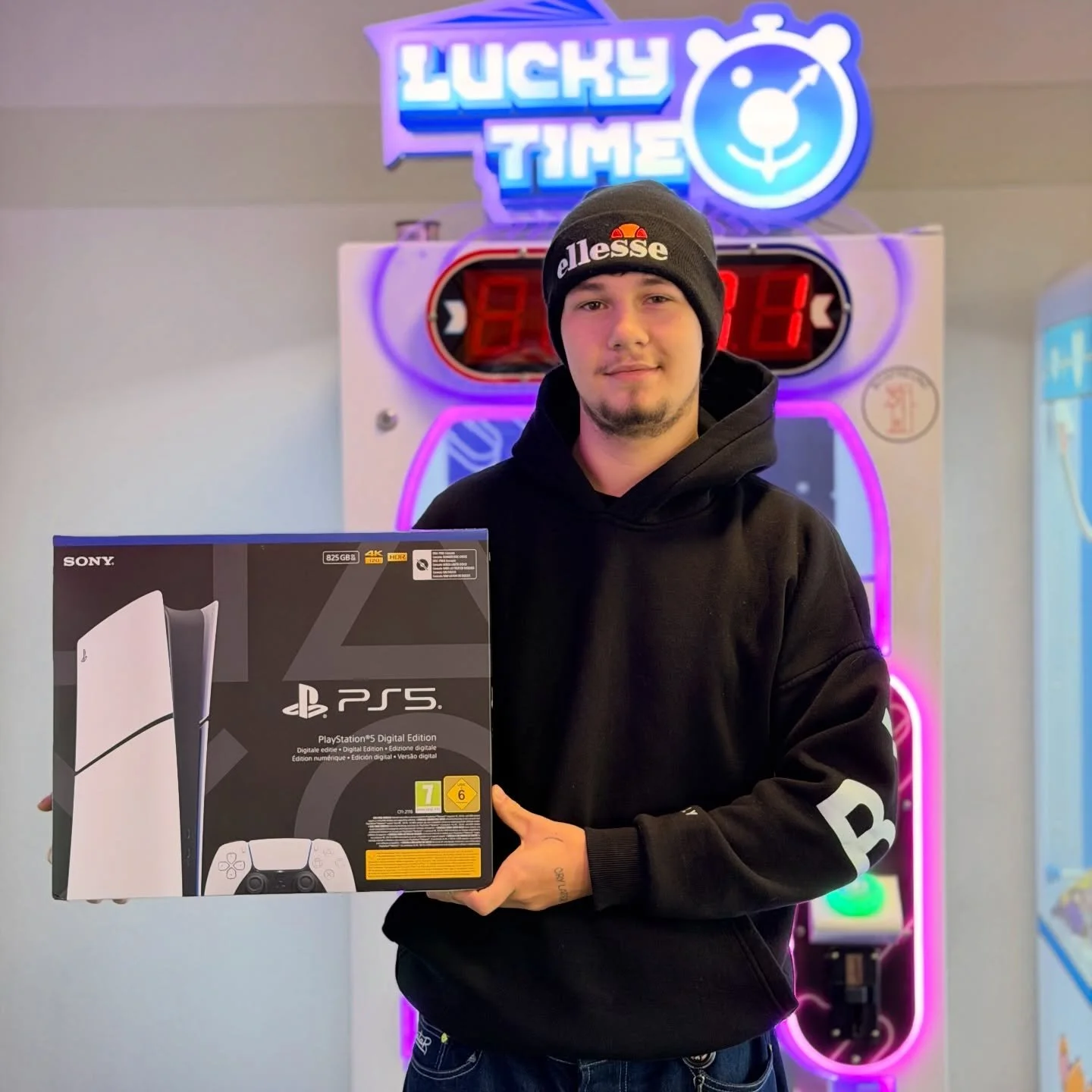 Gl&uuml;ckwunsch zum Gewinn der PS5 am LuckyTime @_chrisflg 💜🤩 #24sevenaue #luckytime #ps5