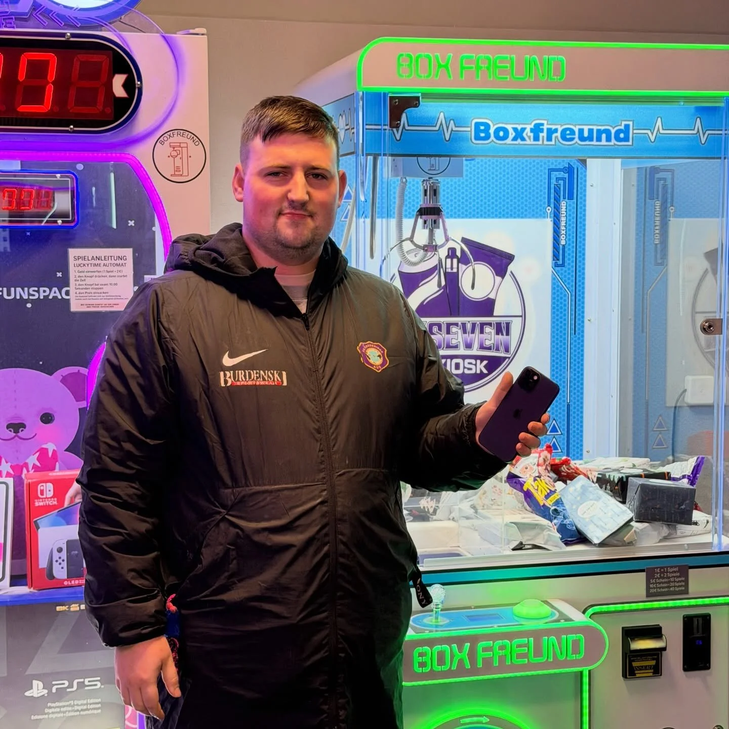 Gl&uuml;ckwunsch an den Gewinner des iPhone 15 aus dem Greifautomat! Viel Spa&szlig; damit 🤩 - bald kommen neue krasse Preise f&uuml;r euch! ⚒️💜 #24seven #ekiosk #24sevenaue