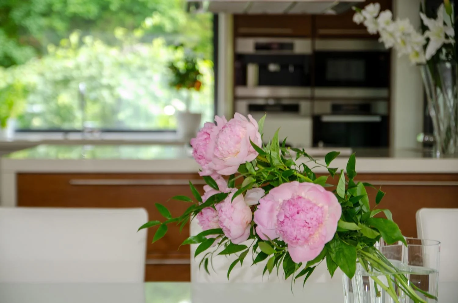 Ruokapöytä jossa on pionikimppu