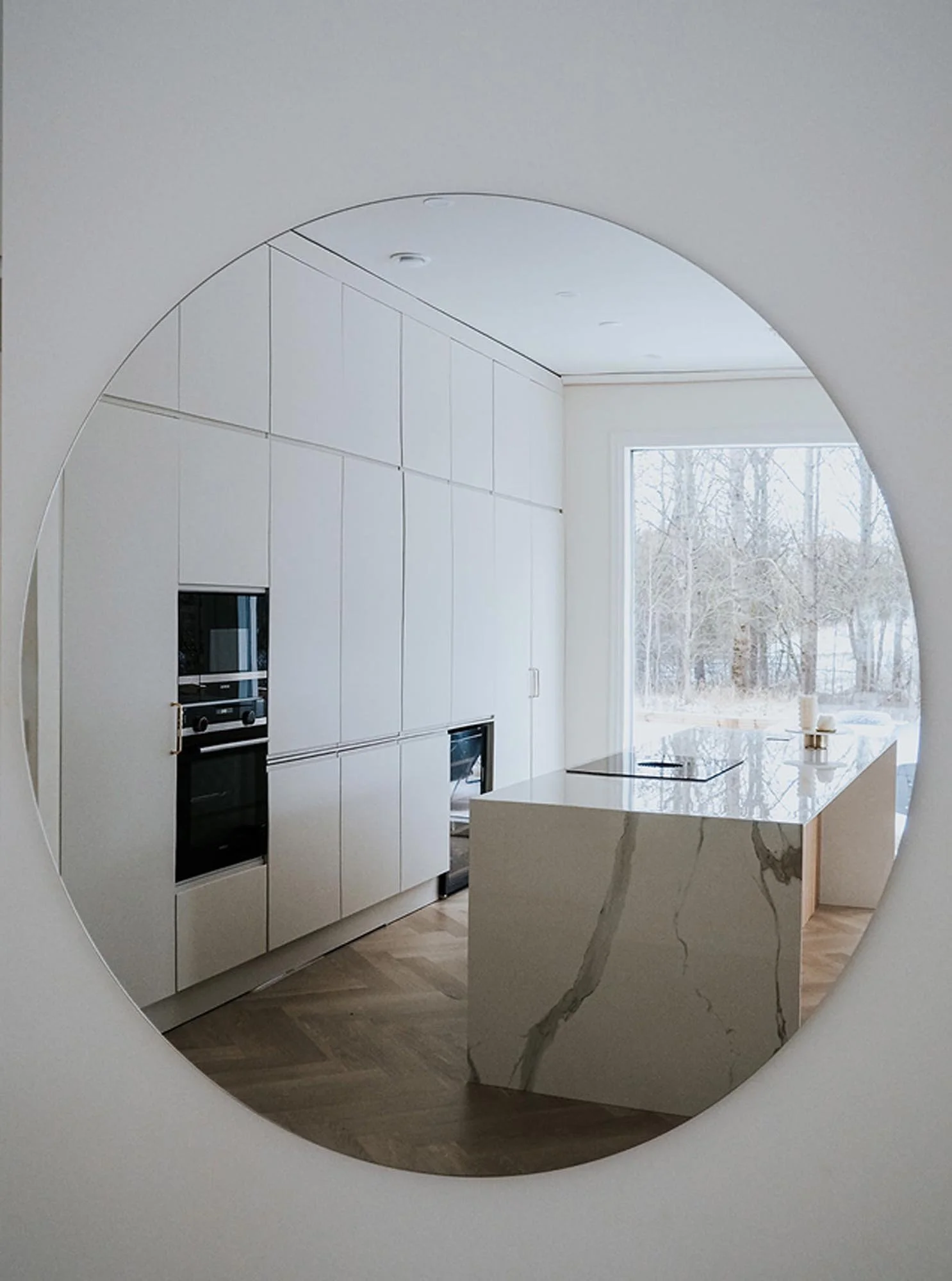 Talo, keittiö, moderni, valkoinen kaappijärjestelmä, saareke, luonnonvaloa, iso ikkuna, puiset lattiat, minimaalinen design.