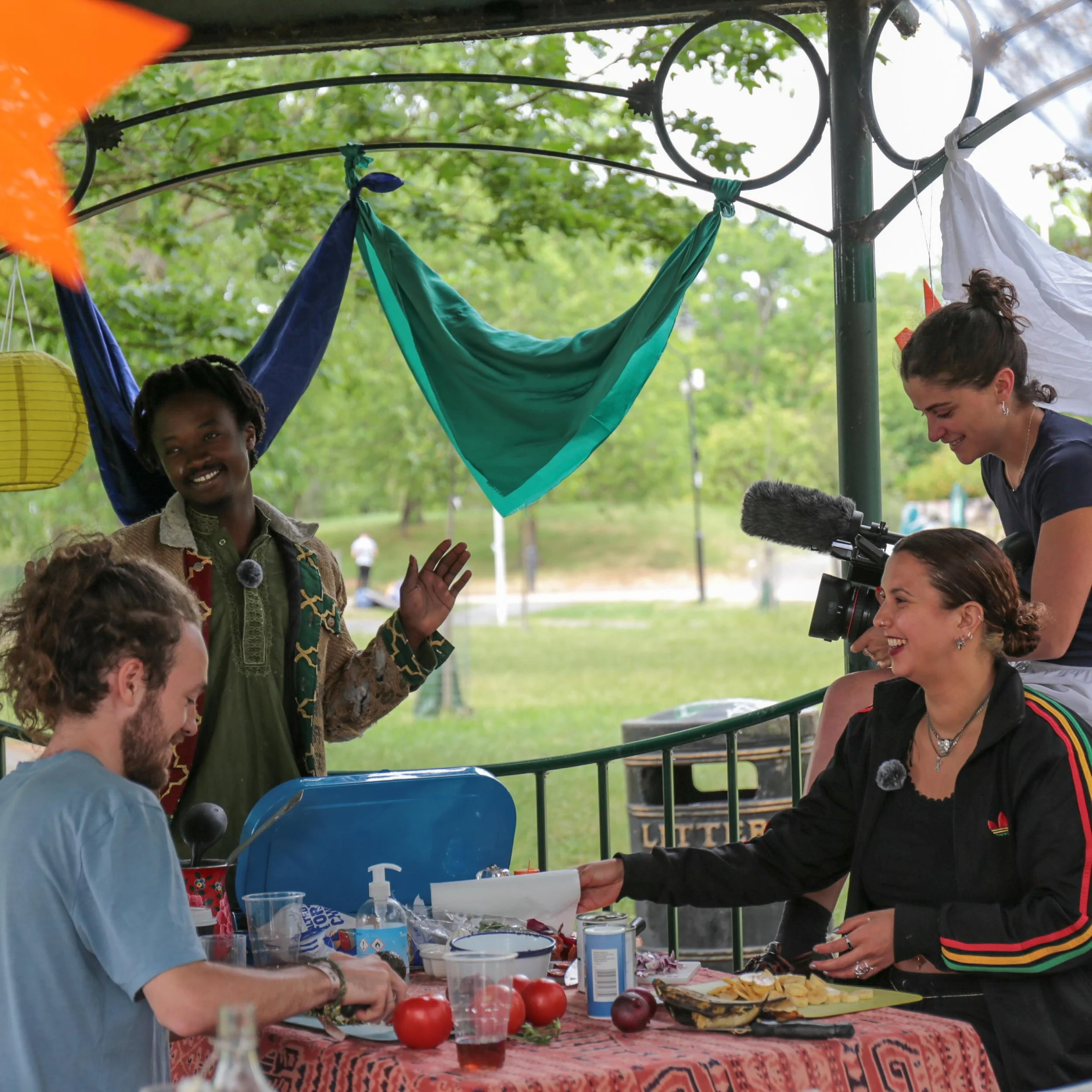 Ahh our May kitchen was a special one! In Markfield Park Bandstand in Haringey we were joined by many interesting locals who cooked up a storm while discussing everything from land ownership and food systems to dancing and music. All against a playfu