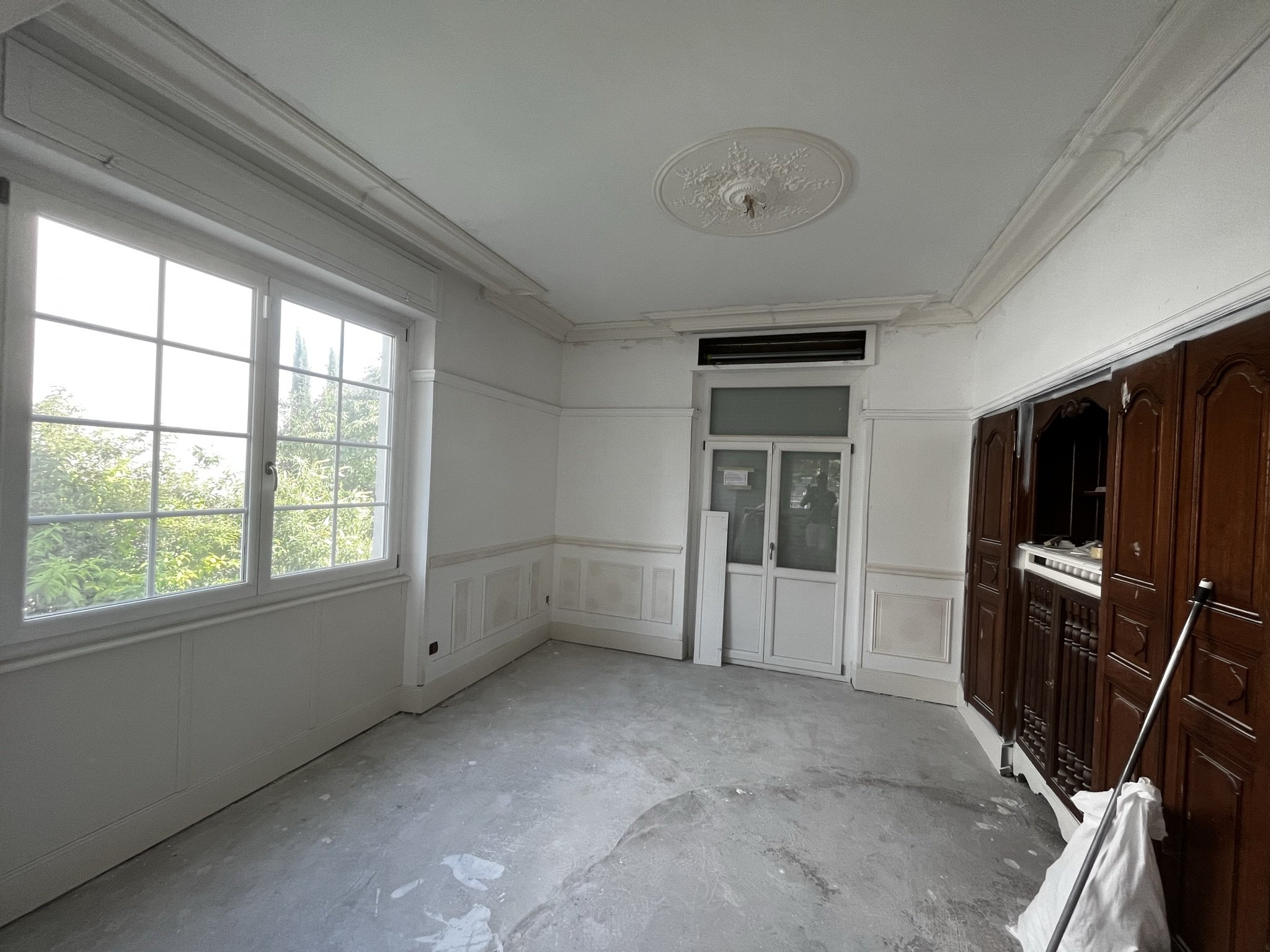 rénovation avec panneaux moulurés, corniches et rosace centrale