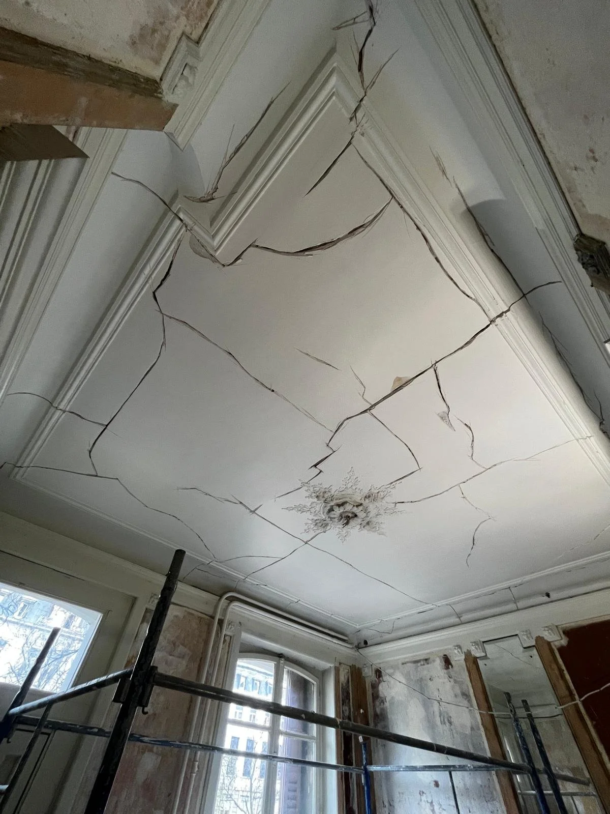 Plafond fissuré à rénnover