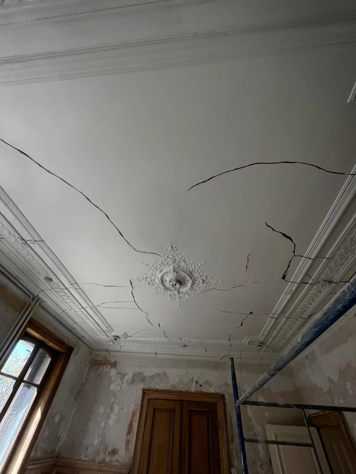 Plafond fissuré à restaurer