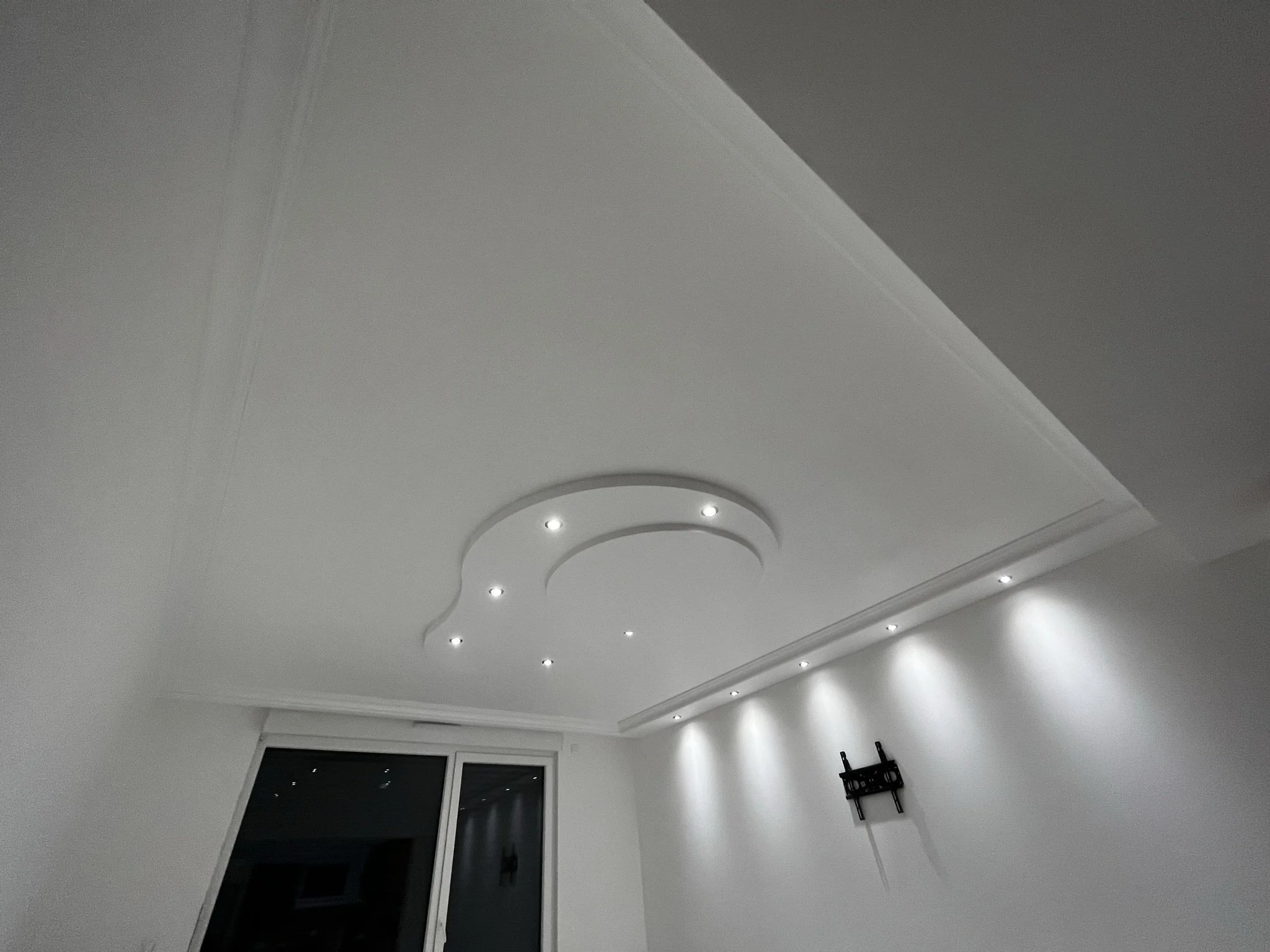 Plafond avec corniche et plafonnier en plâtre