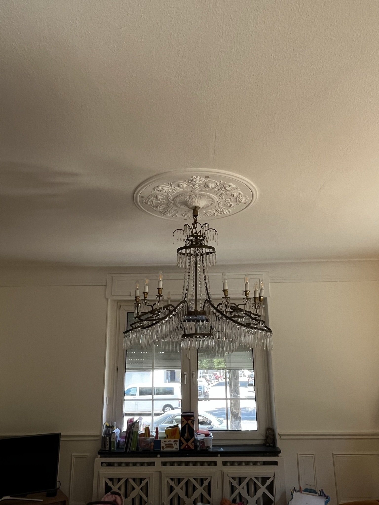 plafond avec corniches et une rosace centrale