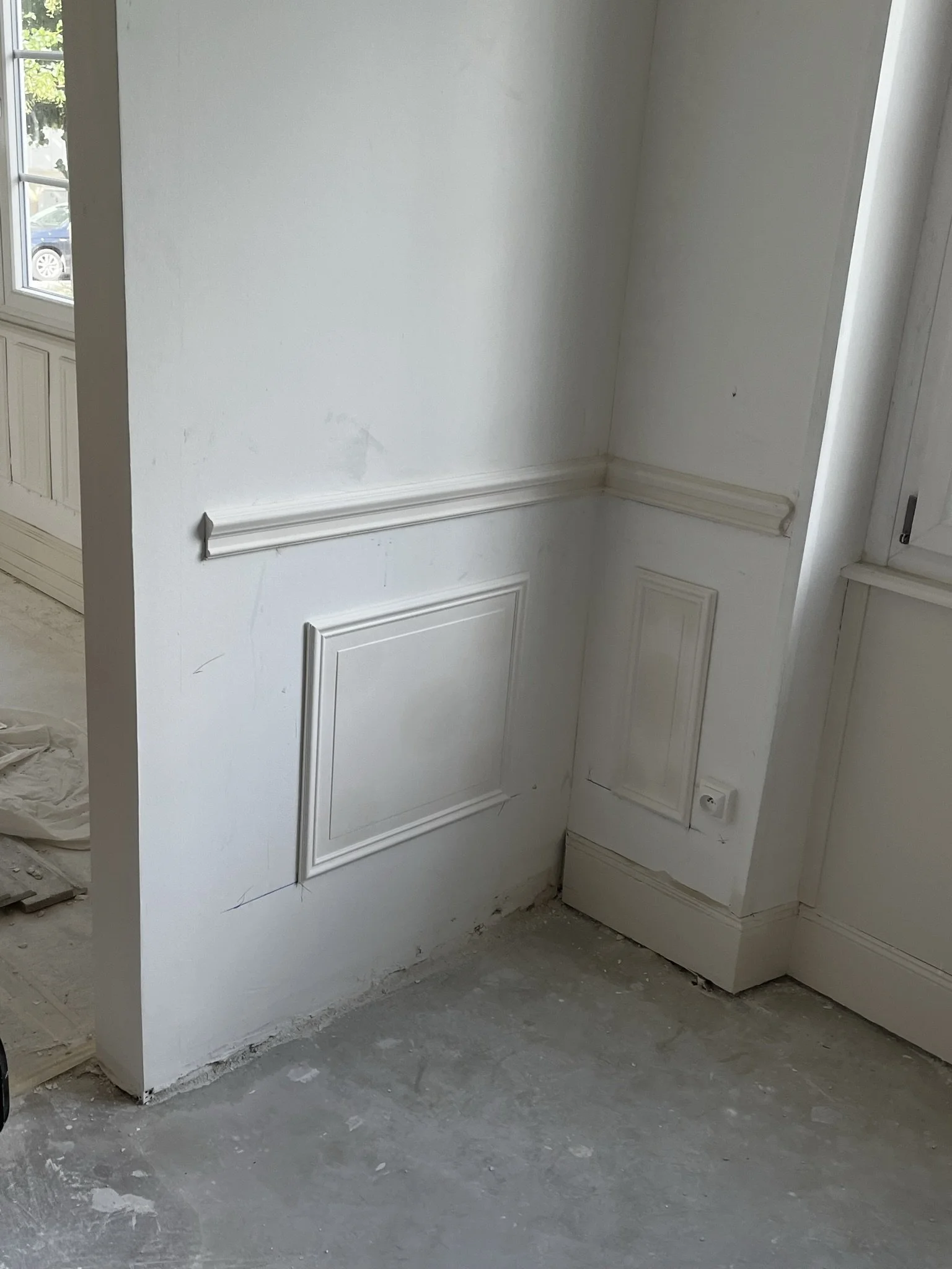 Installation de panneaux moulurés