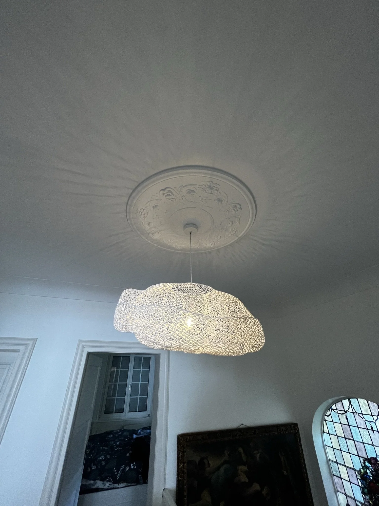 Plafond avec une rosace centrale en staff