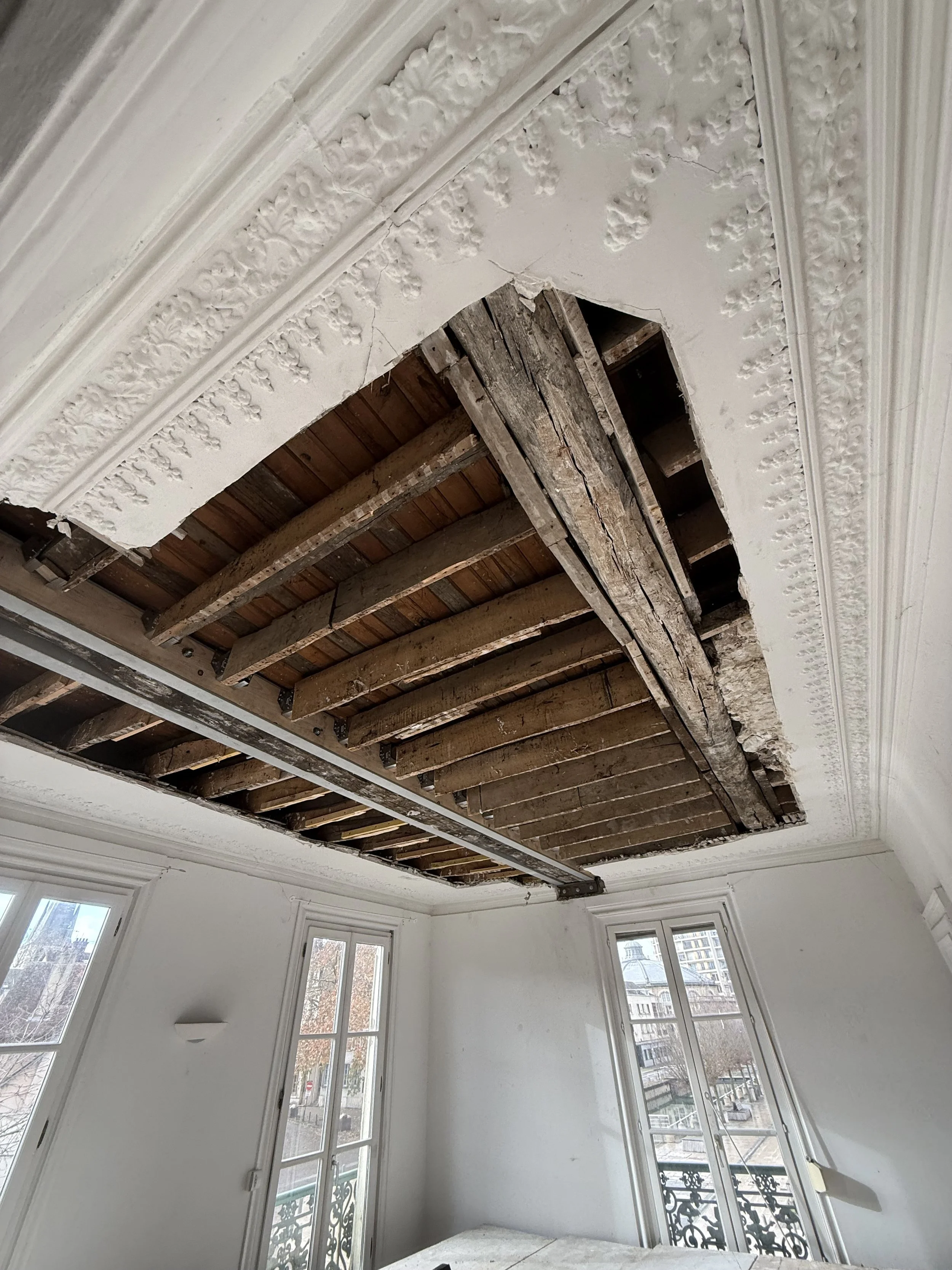 Corniches en cours de restauration suite à un dégât des eaux