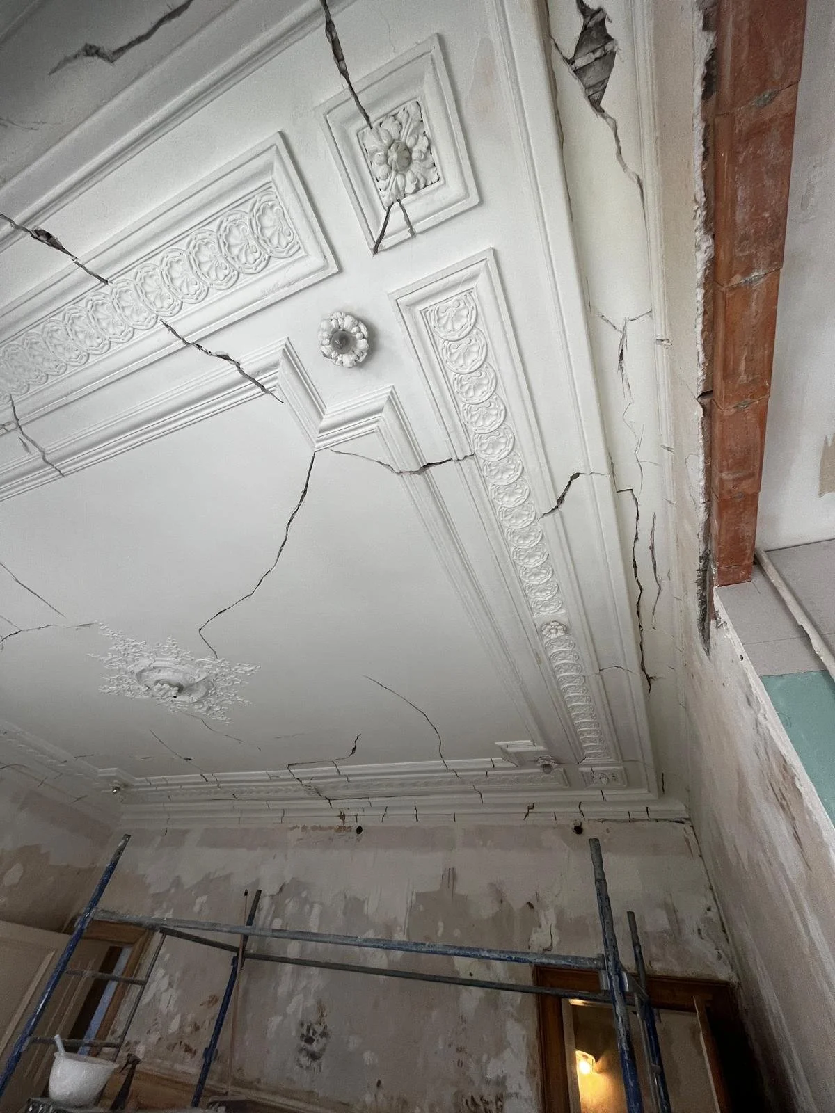 Plafond fissuré à restaurer