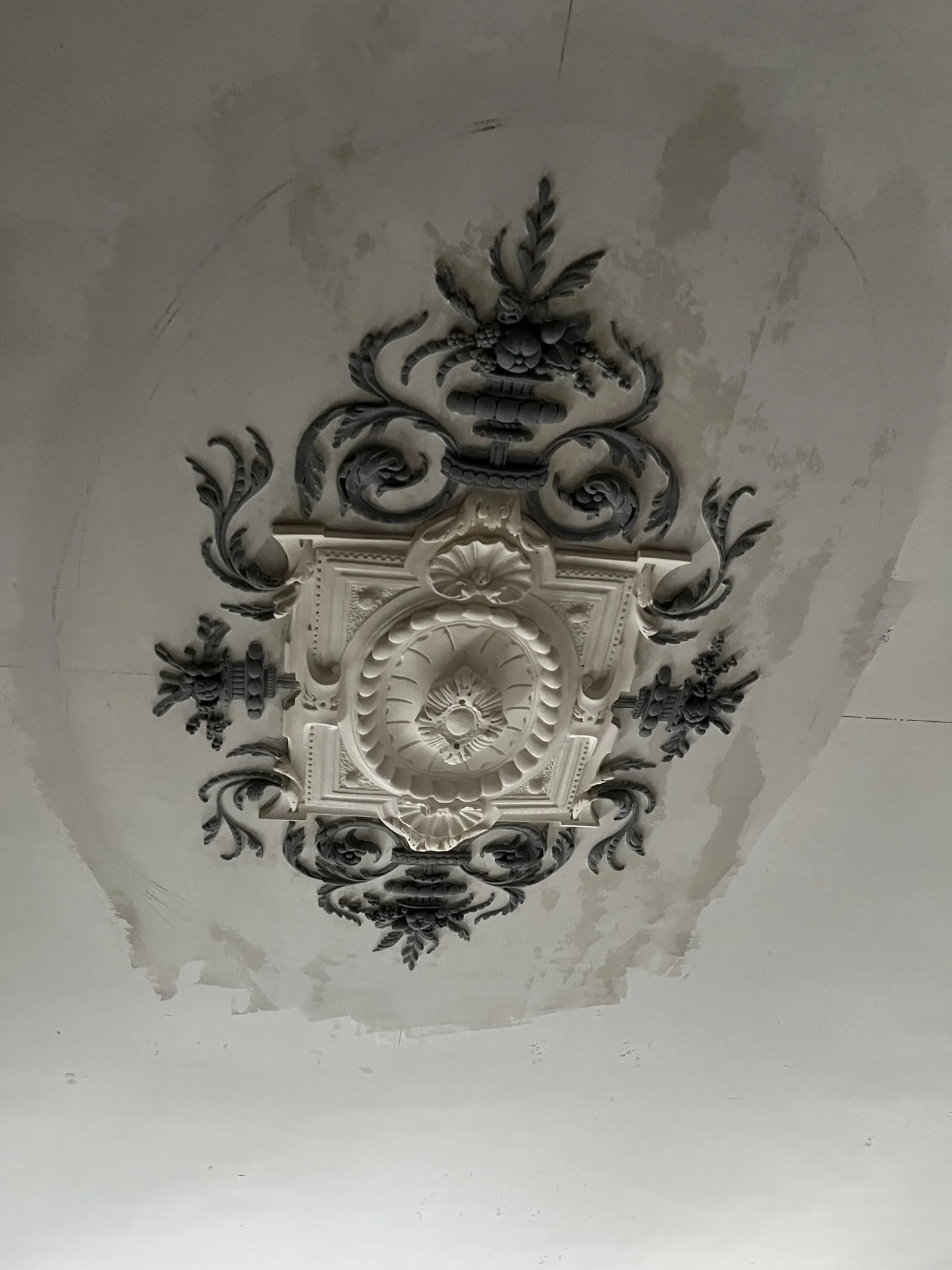 Plafond avec rosace ornementée