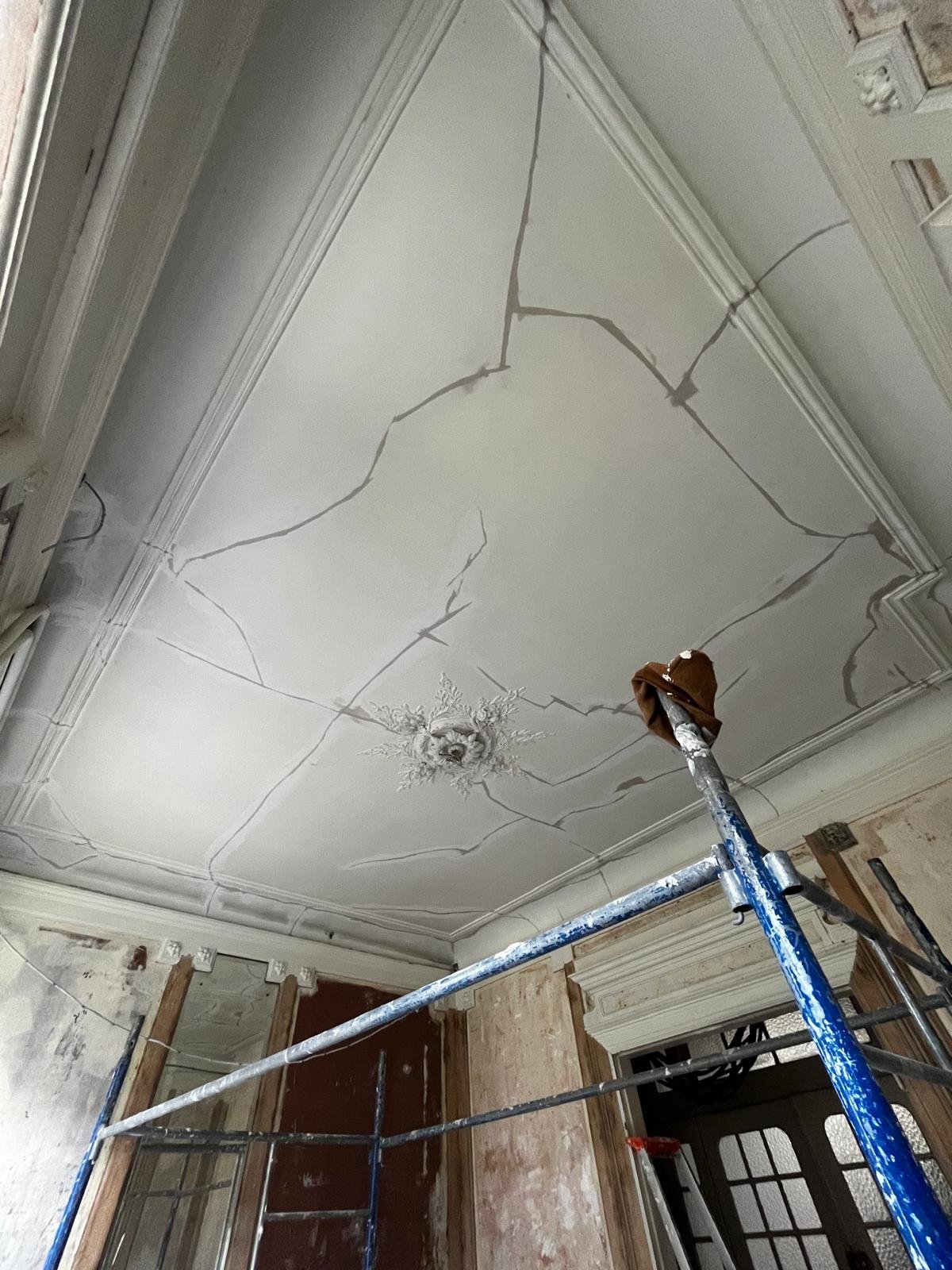 Plafond en cours de restauration avec fissures et travaux de réparation