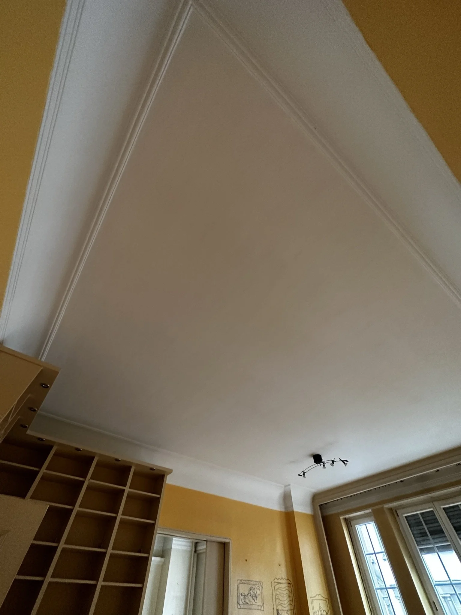 Réalisation d'un plafond avec pose de corniches