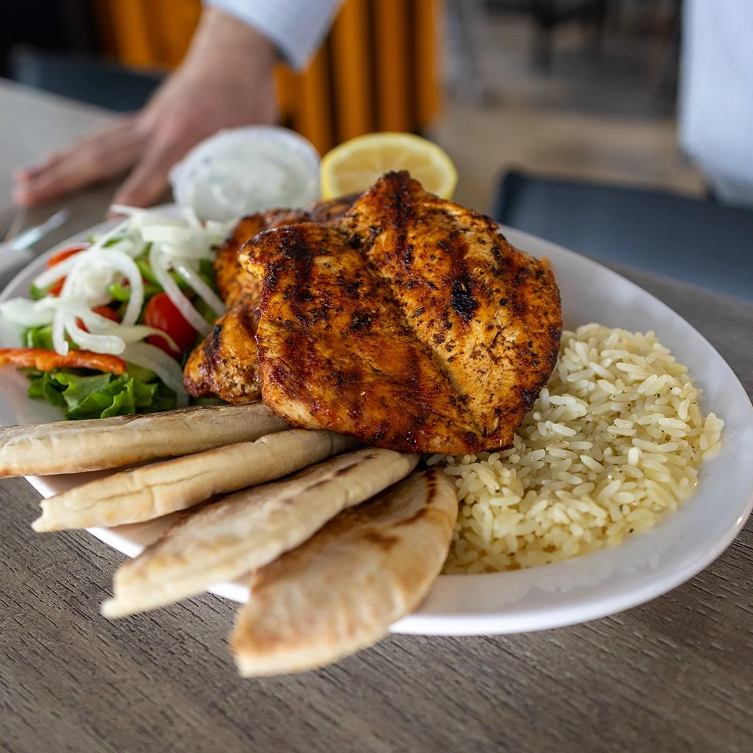 Στήθος Κοτόπουλο με Ρύζι, σαλατικά και πίτα κυπριακή