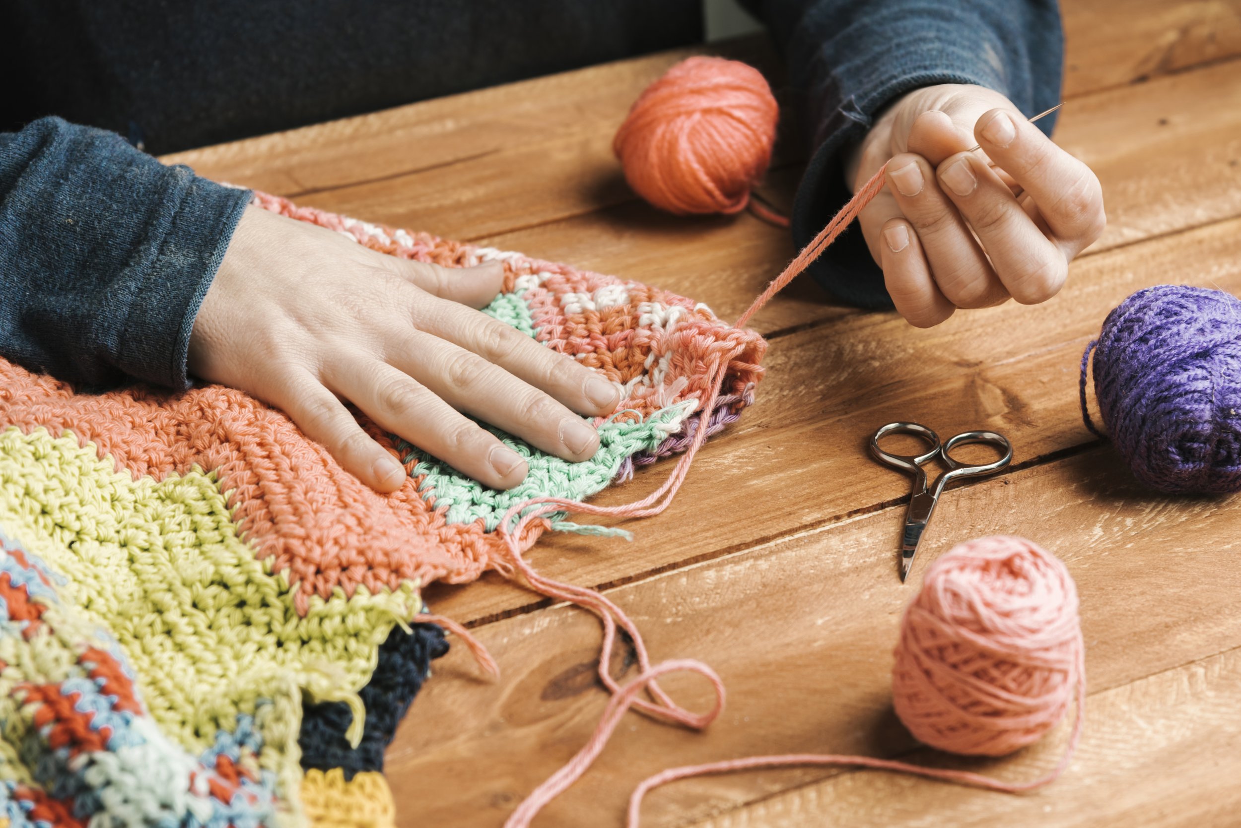 close-up-finishing-up-weave-piece.jpg