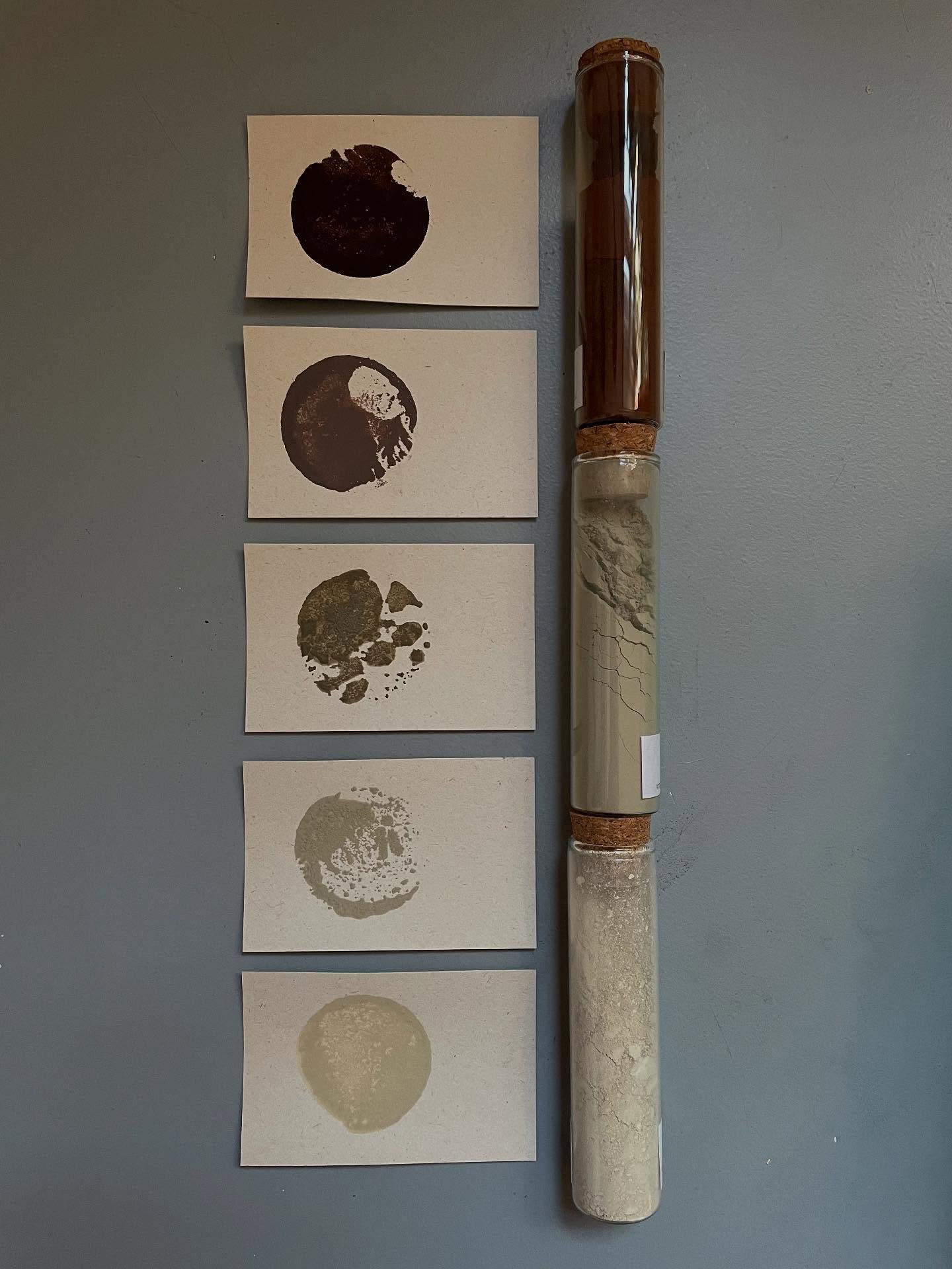 Enkele kleurstaaltjes, gemaakt van gesteenten en klei.

#color #wildclay #pigments