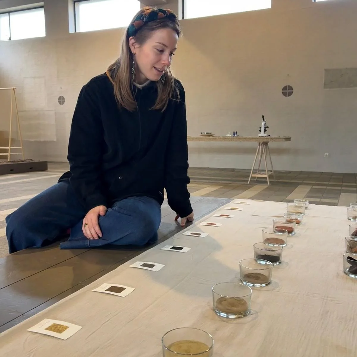 Deze pigmenten lagen eenvoudigweg te wachten. Verscholen in het landschap en midden in de stad. Onopvallend, bescheiden, bijna &eacute;&eacute;n met hun omgeving. En toch; zoveel kleur, zoveel leven en dat zomaar aan de oppervlakte gelegen.

Aandacht