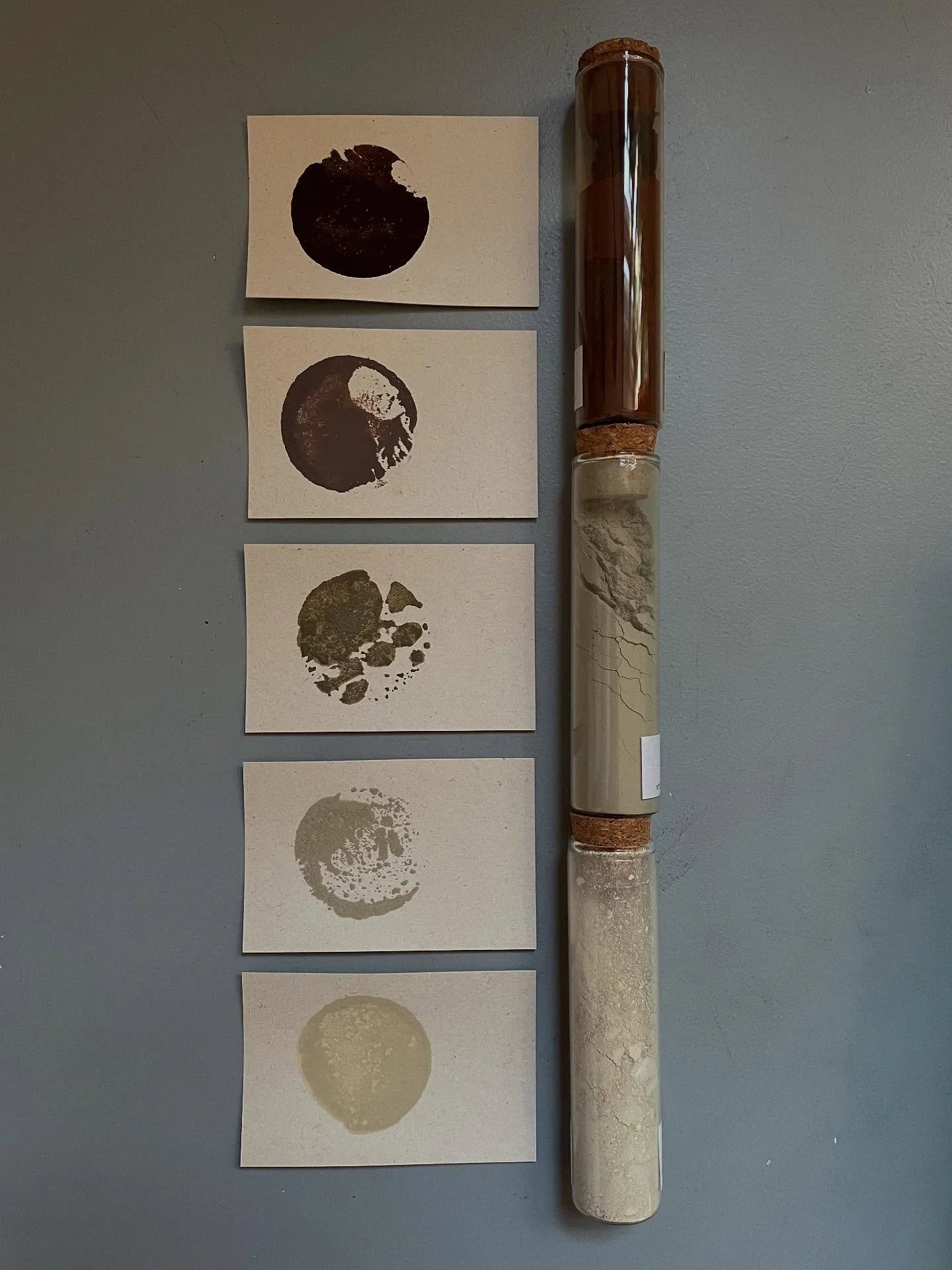 Enkele kleurstaaltjes, gemaakt van gesteente en klei.

#color #wildclay #pigments