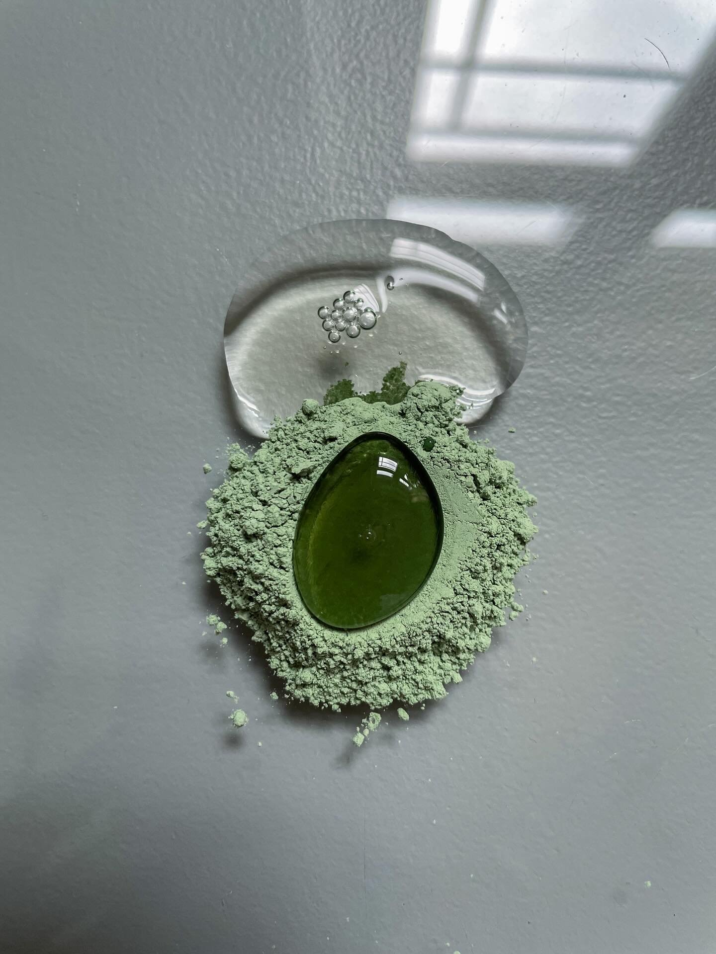 Hi, hallo. Ik ben aan het experimenteren met natuurlijke pigmenten (ook wel &lsquo;earth pigments&rsquo; genoemd). Dit groene pigment komt uit Itali&euml;. Om tot aquarelverf te komen vermeng ik het met het bindmiddel arabische gom &eacute;n water.

