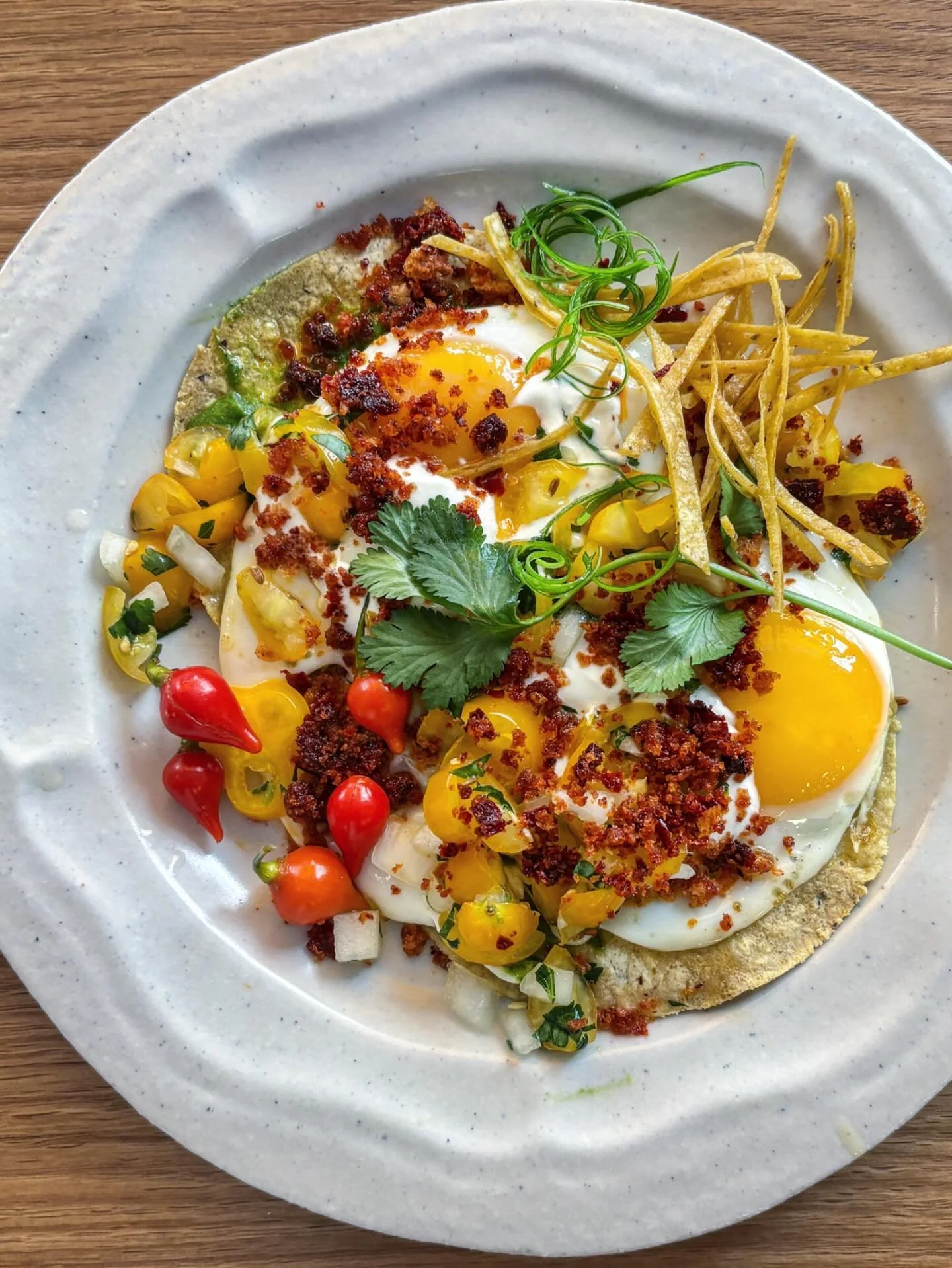 It&rsquo;s brunch all weekend at @chez_carrie 🧡 Huevos rancheros, oeufs au plat, &lsquo;nduja, chimichurri, pico de gallo, pickles 🔥

#lefooding