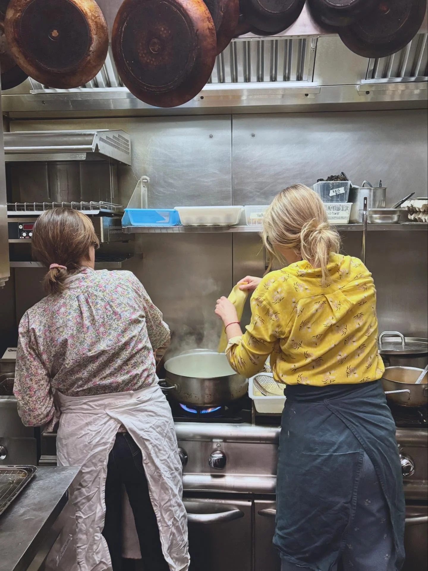 C&rsquo;&eacute;tait hier, notre premier d&icirc;ner &agrave; 4 mains @chez_carrie avec @laura.zavan, notre cheffe italienne pr&eacute;f&eacute;r&eacute;e ! C&rsquo;est un vrai plaisir et honneur de pouvoir accueillir et cuisiner ensemble -  j&rsquo;