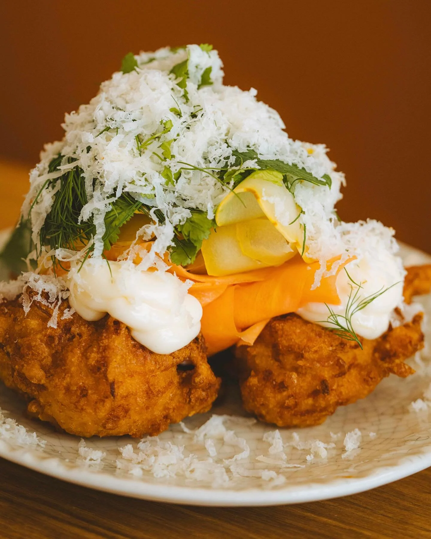 BUTTERNUT beignets avec scamorza, pickles de saison, herbes fra&icirc;ches, a&iuml;oli citron confit - midi et soir ! 

📸 @sliceofpai