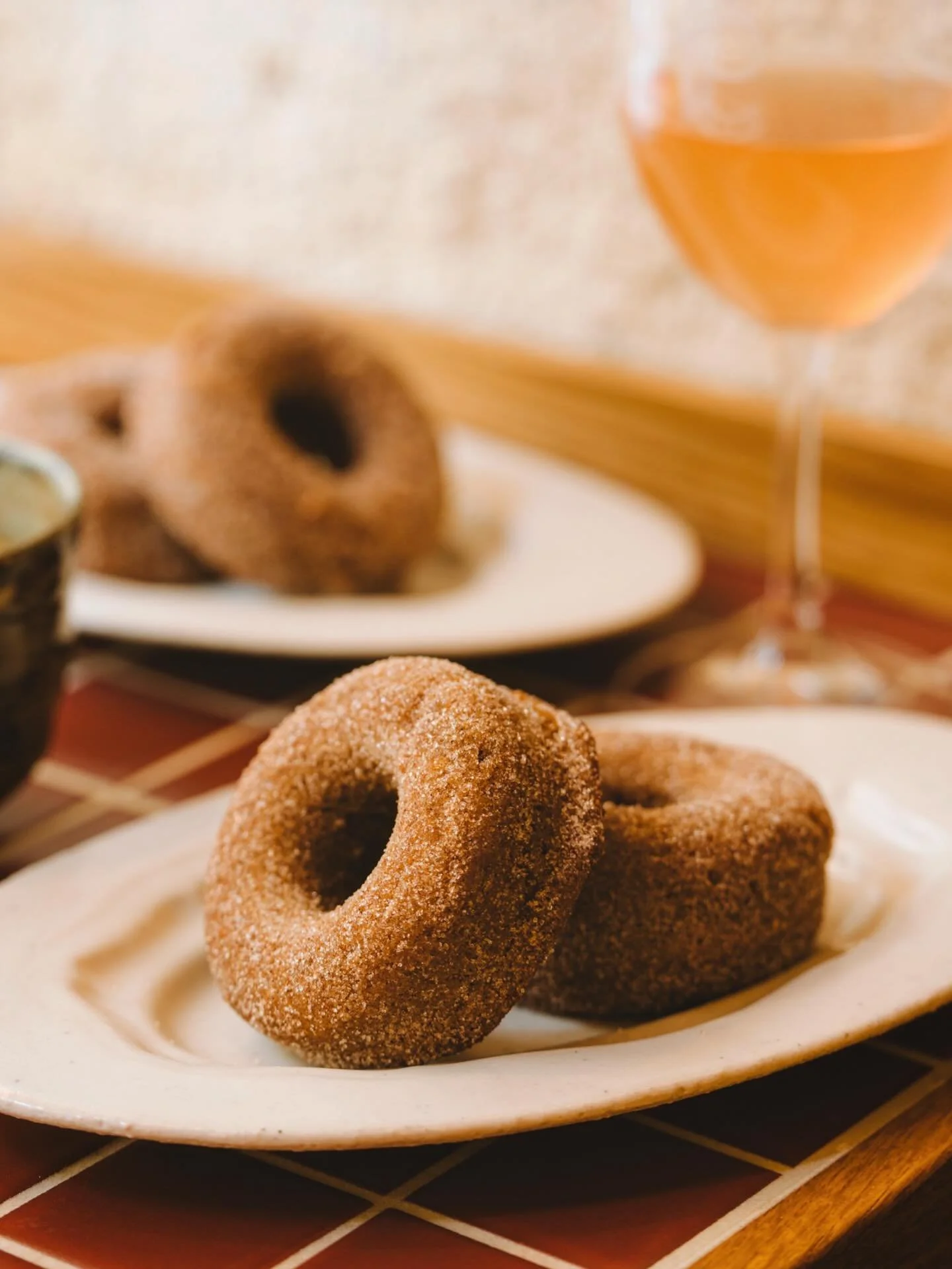 Cinnamon and hard cider 😉 donuts - all weekend for brunch @chez_carrie 

📸 @sliceofpai 
#appleciderdonuts