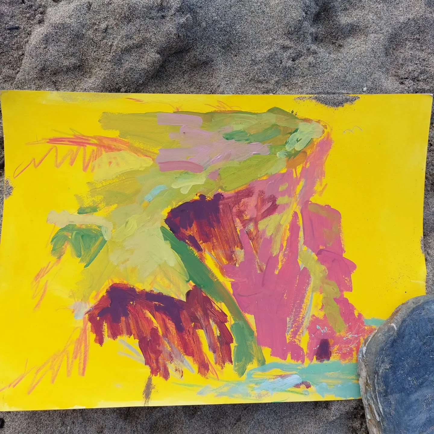 A quick snippety from my adventures with @sketching_cornwall at Porthtowan today!

I've been really enjoying painting on top of colourful paper 🎨👩&zwj;🎨🌻.

It's been a fun and freeing experiment :). 

Also Porthtowan 🥰😍. 

I handed in my painti