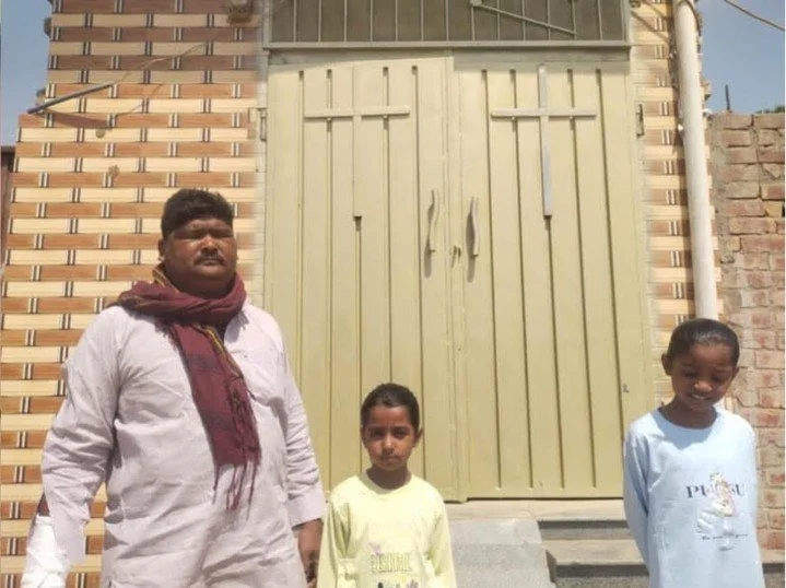 CHAINS ARE BROKEN! 🙌 A Christian family in Pakistan is officially FREE!

A few months ago, we asked you to help raise $2,500 to free a father and his two daughters from debt slavery at a brick kiln, and to fund medical care for his hand&mdash;which 