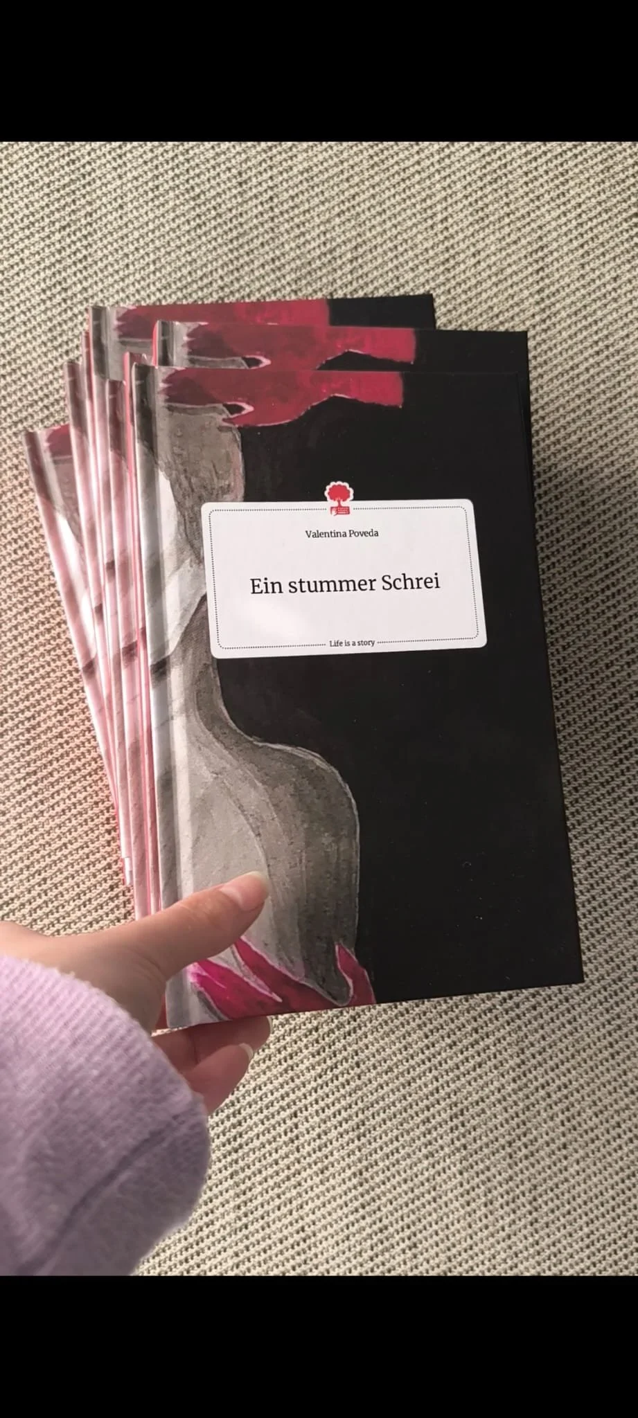 Mehrere Exemplare des Buches "Ein stummer Schrei".