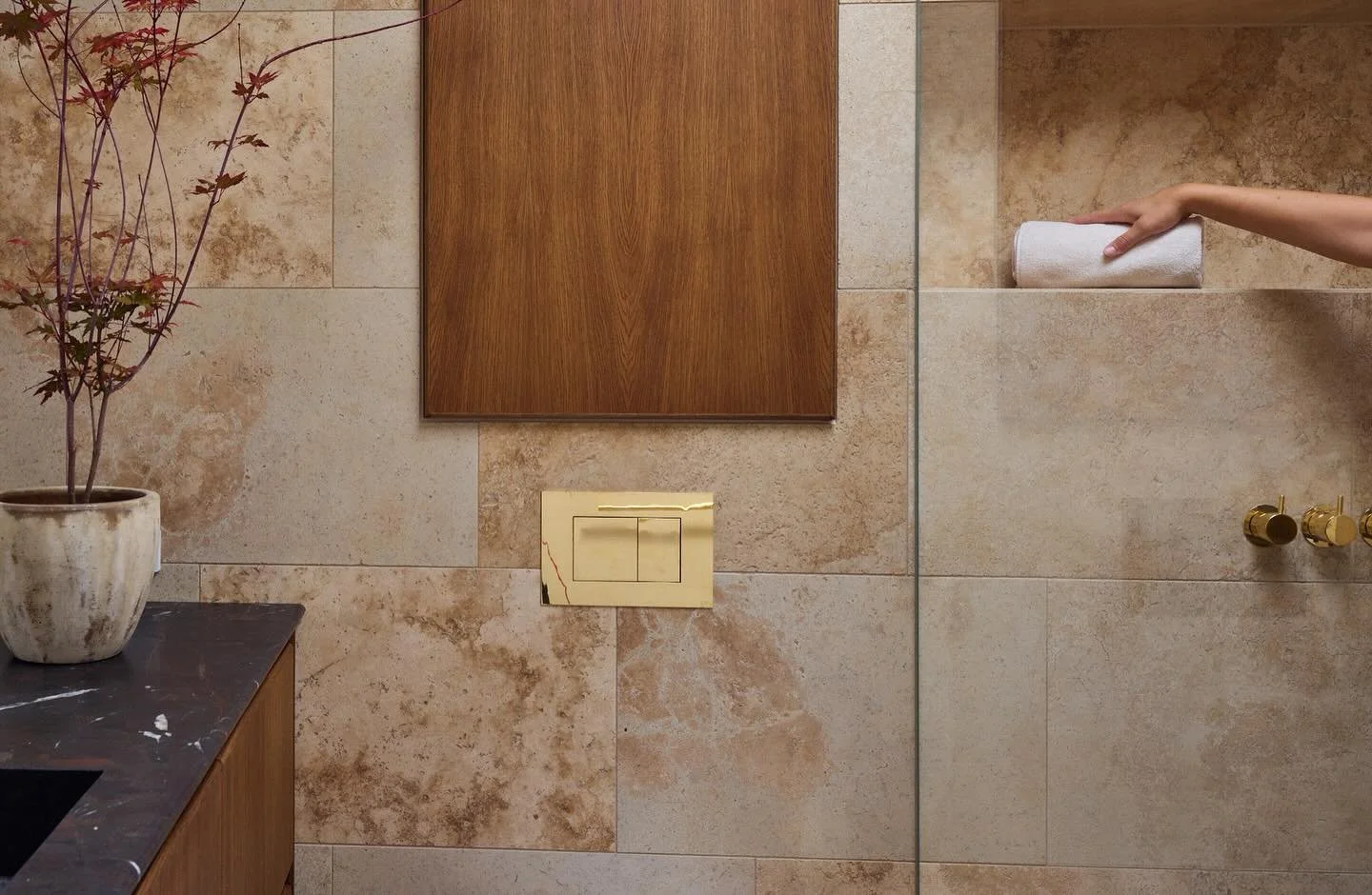 N&aring;r detaljerne spiller sammen, bliver forskellen tydelig.
Materialer, lys og komposition &ndash; det er ikke bare et billede, det er et udtryk for professionalisme.

Hos Evoke Media hj&aelig;lper vi virksomheder og arkitekter med at fremst&arin