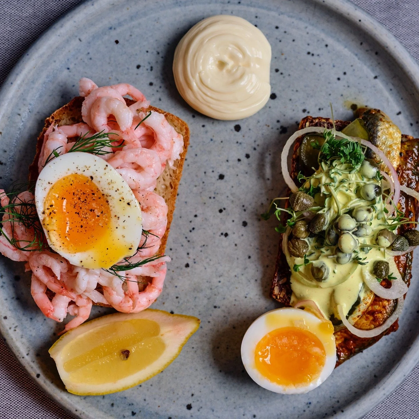 Sm&oslash;rrebr&oslash;d i s&aelig;rklasse
Friskhed, tekstur og farver p&aring; tallerkenen &ndash; n&aring;r klassiske r&aring;varer m&oslash;des med moderne &aelig;stetik.
Et billede skal ikke bare vise maden, men v&aelig;kke lysten til at s&aelig;