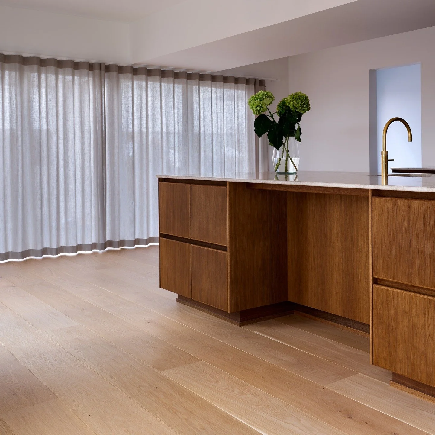 Balance i lys og materialer
N&aring;r naturmaterialer m&oslash;der moderne linjer, opst&aring;r der en ro, der kan m&aelig;rkes.
Her er k&oslash;kkenet ikke kun et arbejdsrum &ndash; men et sted for n&aelig;rv&aelig;r, &aelig;stetik og hverdagsluksus