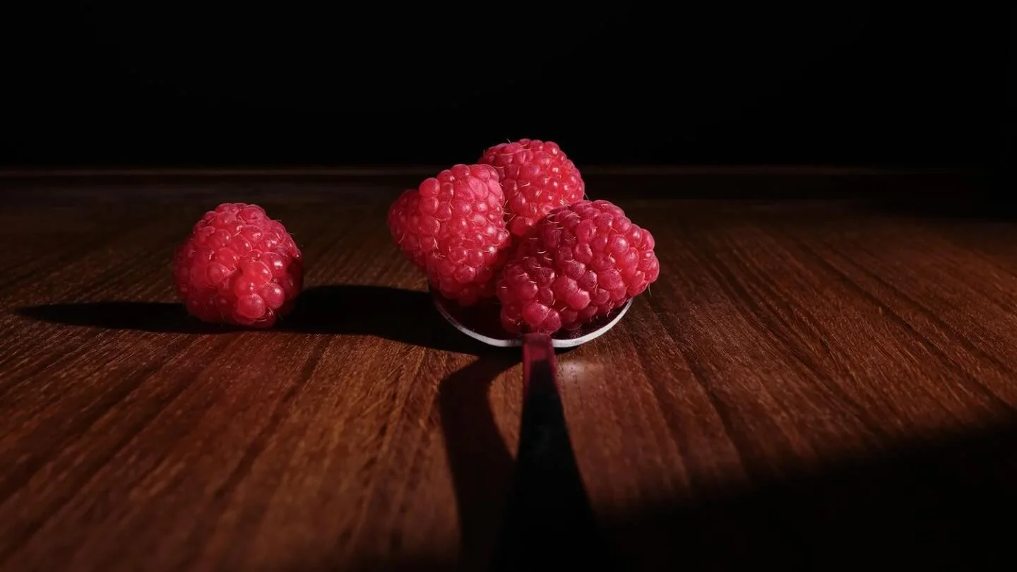 Simpelt. St&aelig;rkt. Smukt.
N&aring;r lys rammer en enkel detalje, kan selv noget s&aring; velkendt som et hindb&aelig;r blive til et kunstv&aelig;rk.

Hos Evoke Media er vores tilgang netop dette: at fremh&aelig;ve sk&oslash;nheden i det enkle, gi