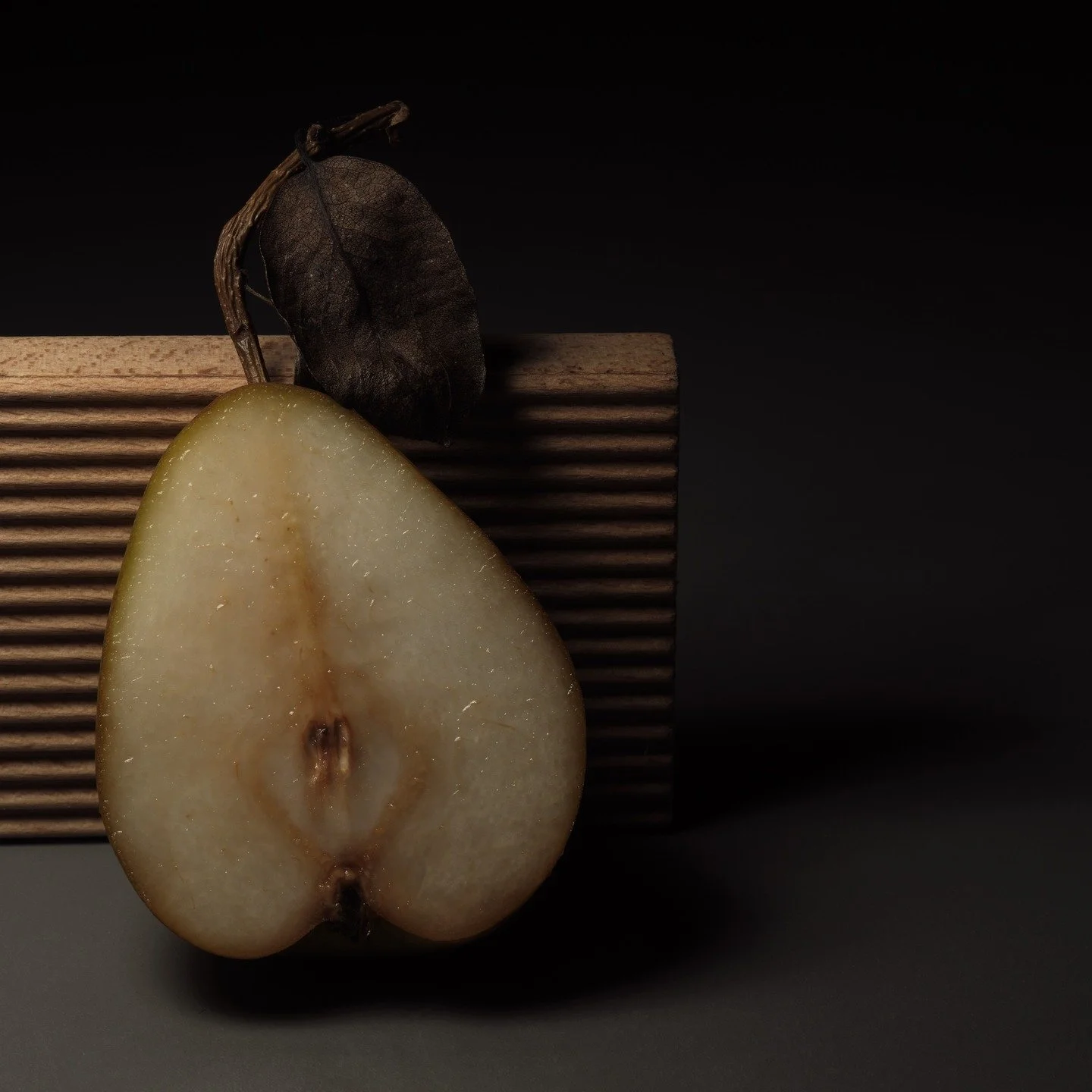 Weekendens ro i studiet
Et stille &oslash;jeblik, hvor lyset falder pr&aelig;cist, og tiden st&aring;r stille.
Et enkelt motiv &ndash; en p&aelig;re, en struktur, en tone.
Nogle gange handler det bare om at observere, m&aelig;rke og skabe uden m&arin