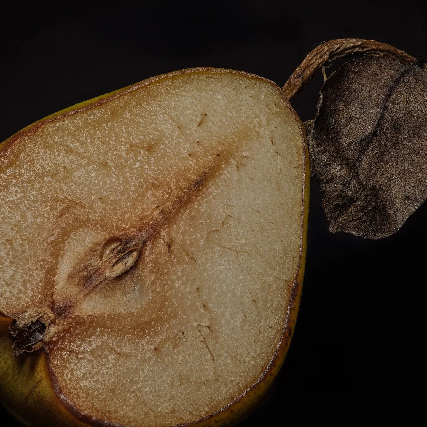 Tid giver dybde
Samme p&aelig;re. En dag senere.
Farverne er dybere, overfladen mere kompleks &ndash; den har f&aring;et erfaring.
Et billede p&aring;, hvordan tid og forandring skaber karakter.

Jeg arbejdede her med ekstrem makro og stacket dybdesk