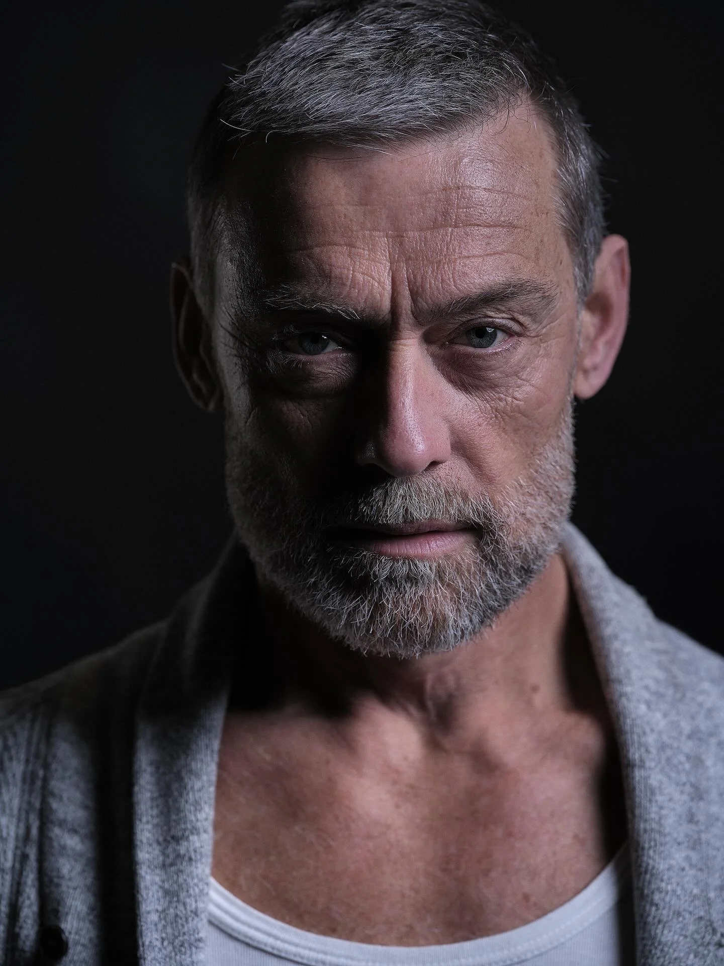 Portr&aelig;t med n&aelig;rv&aelig;r
I weekenden havde jeg forn&oslash;jelsen af at arbejde med skuespiller Eigil Hedegaard &ndash; en session med kant, ro og masser af karakter.

N&aring;r jeg laver portr&aelig;tter, handler det ikke kun om lys og t