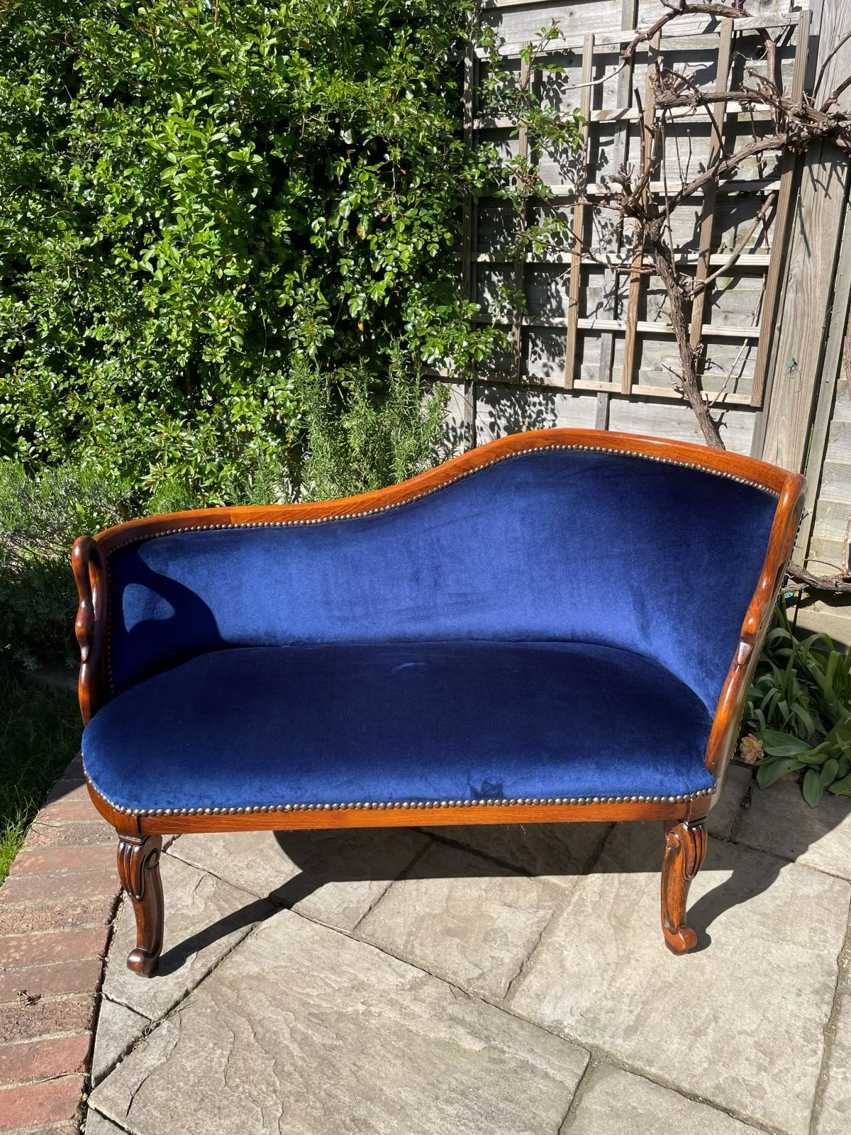 Chaise longue covered in blue velvet