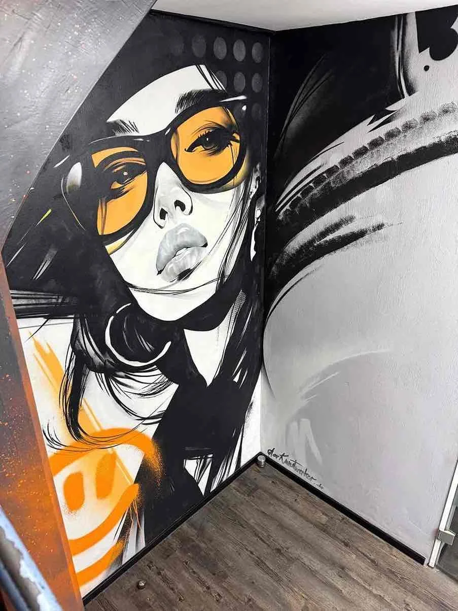 Graffiti-wandmalerei-frau-mit-brille-frankfurt.jpg