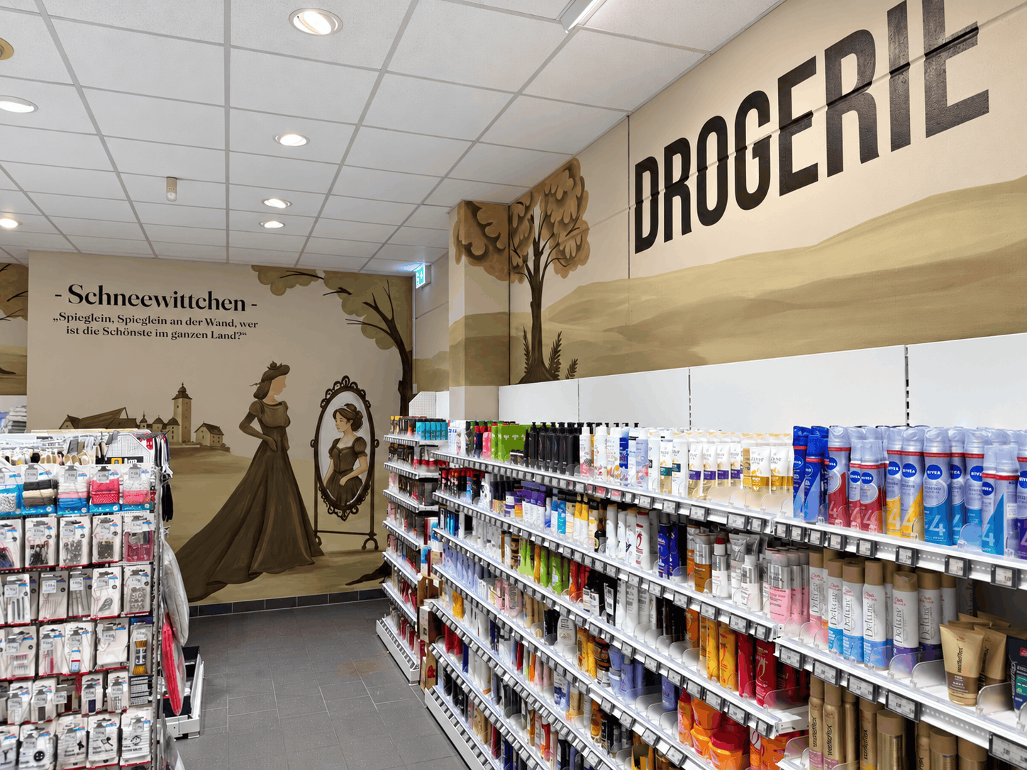 Heller Drogeriegang mit Märchenmural.png