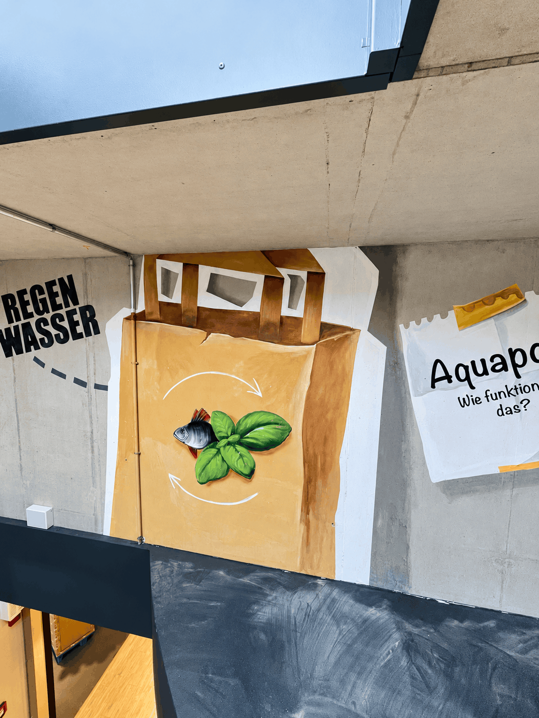 Aquaponik-Mural im Betonflur-2.png